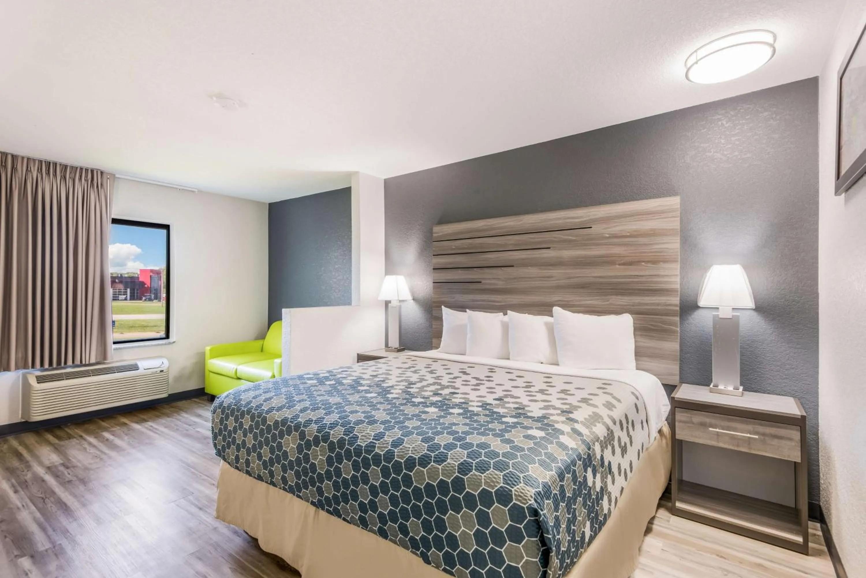 Bedroom, Bed in Econo Lodge Inn & Suites Des Moines