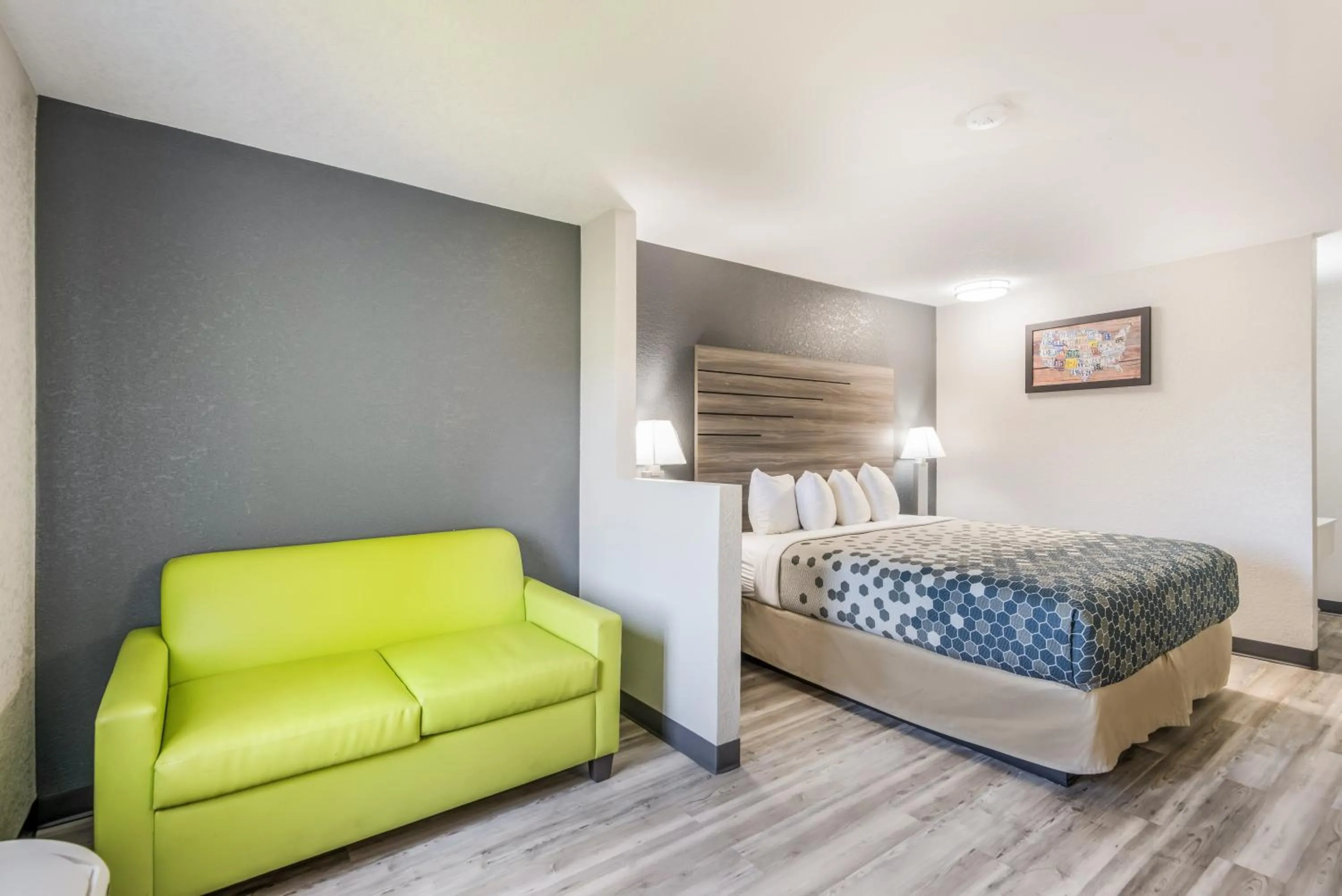 Seating area, Bed in Sonesta Essential Des Moines