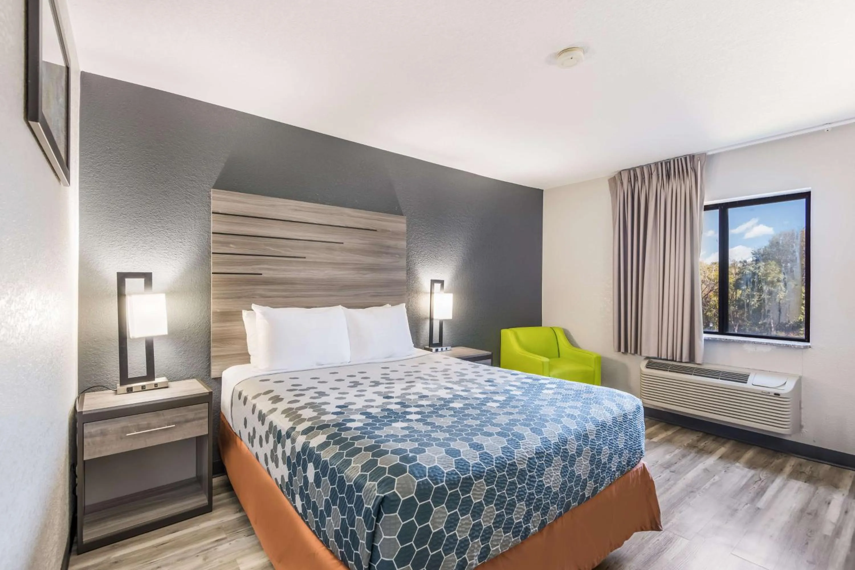 Bedroom, Bed in Sonesta Essential Des Moines