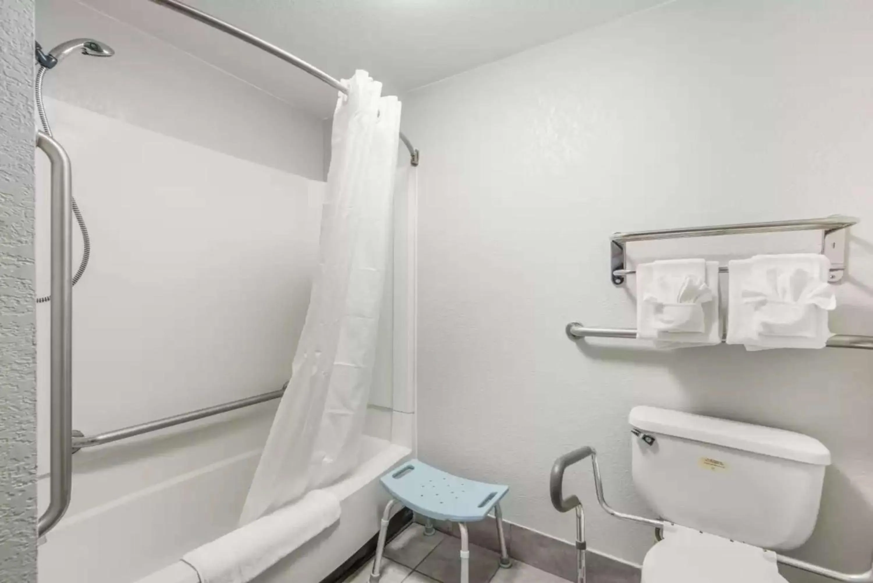 Bathroom in Sonesta Essential Des Moines