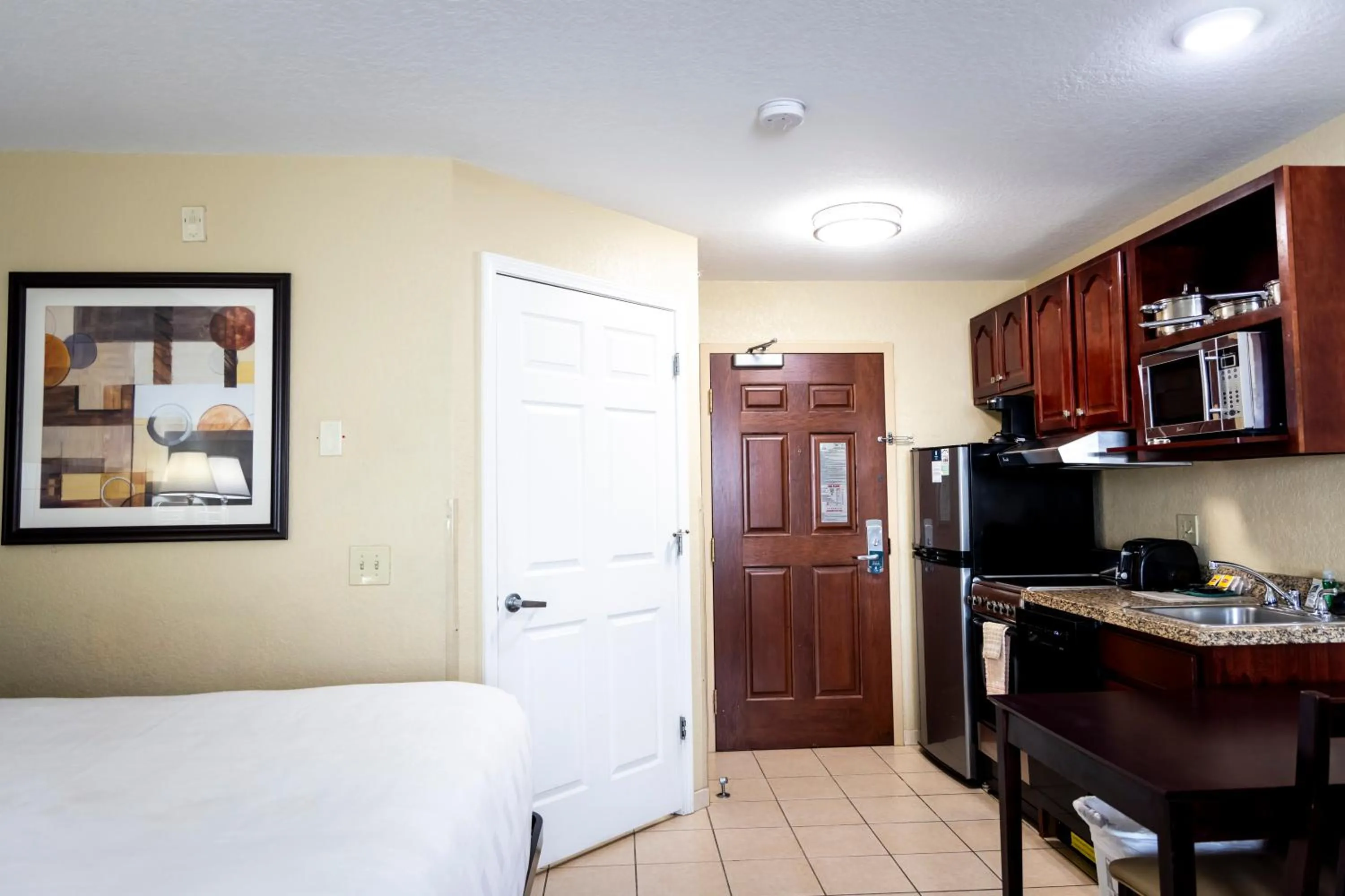 Kitchen or kitchenette, Bed in MainStay Suites Coralville - Iowa City