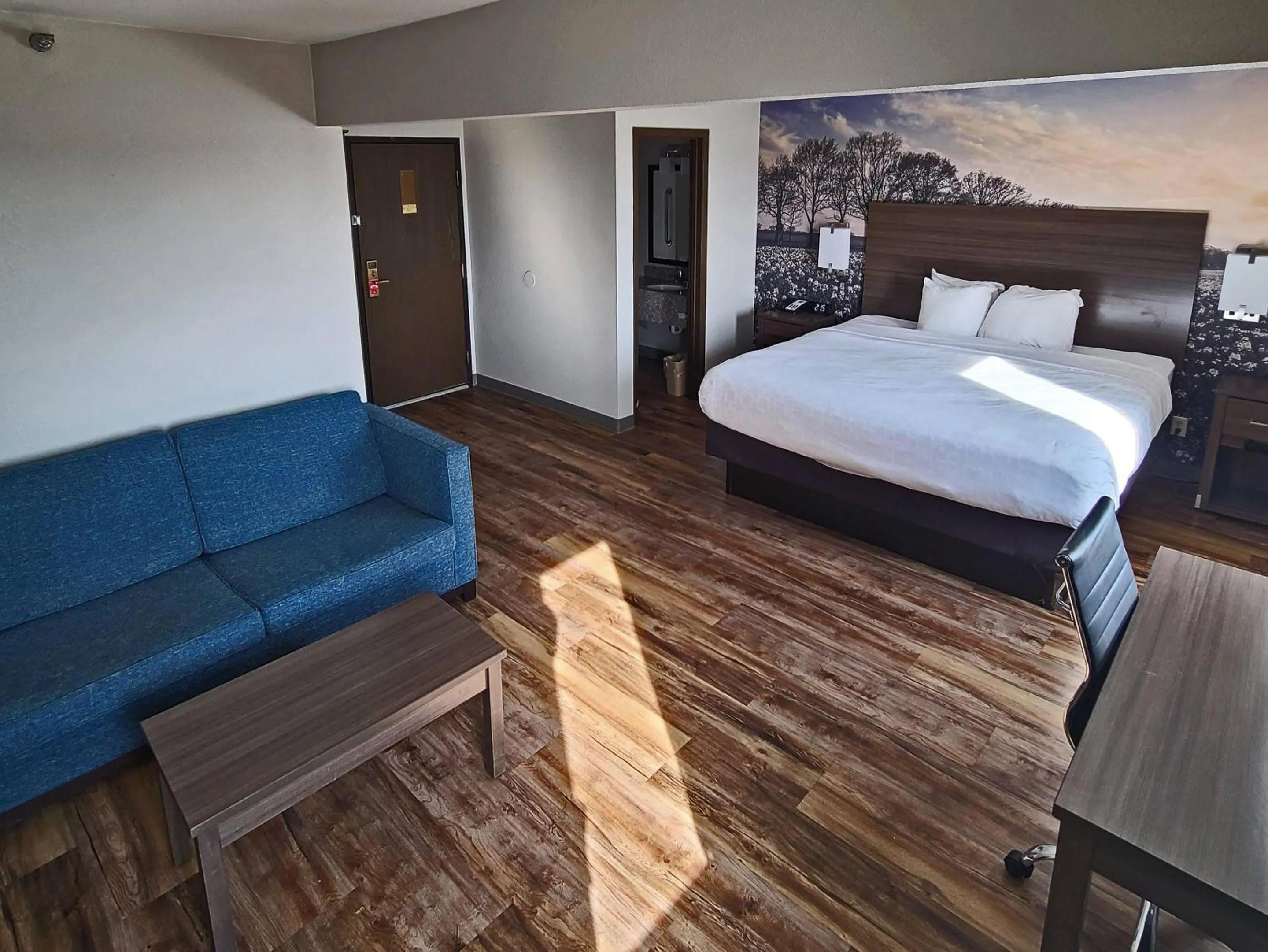 Bedroom, Bed in Clarion Pointe Bettendorf - Quad Cities