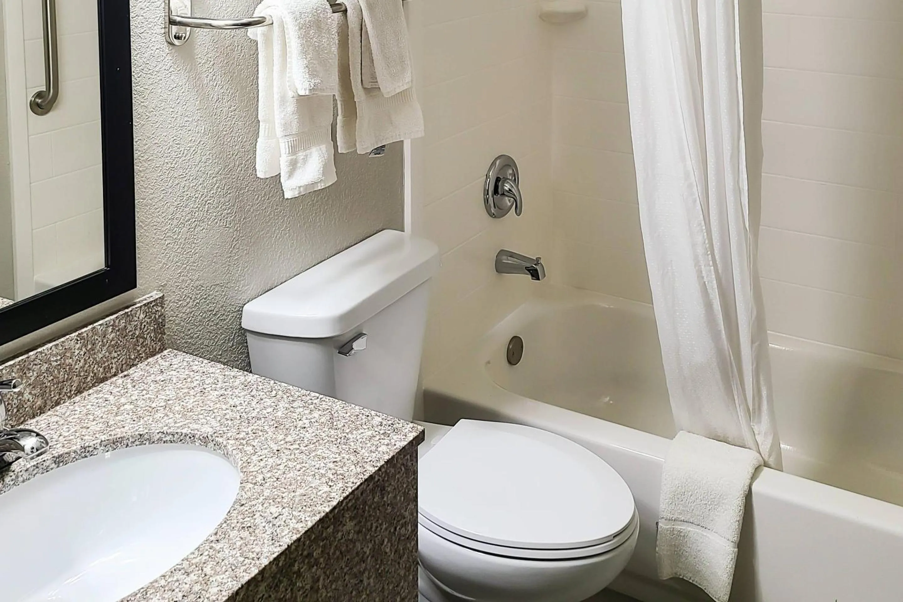 Bedroom in Clarion Pointe Bettendorf - Quad Cities