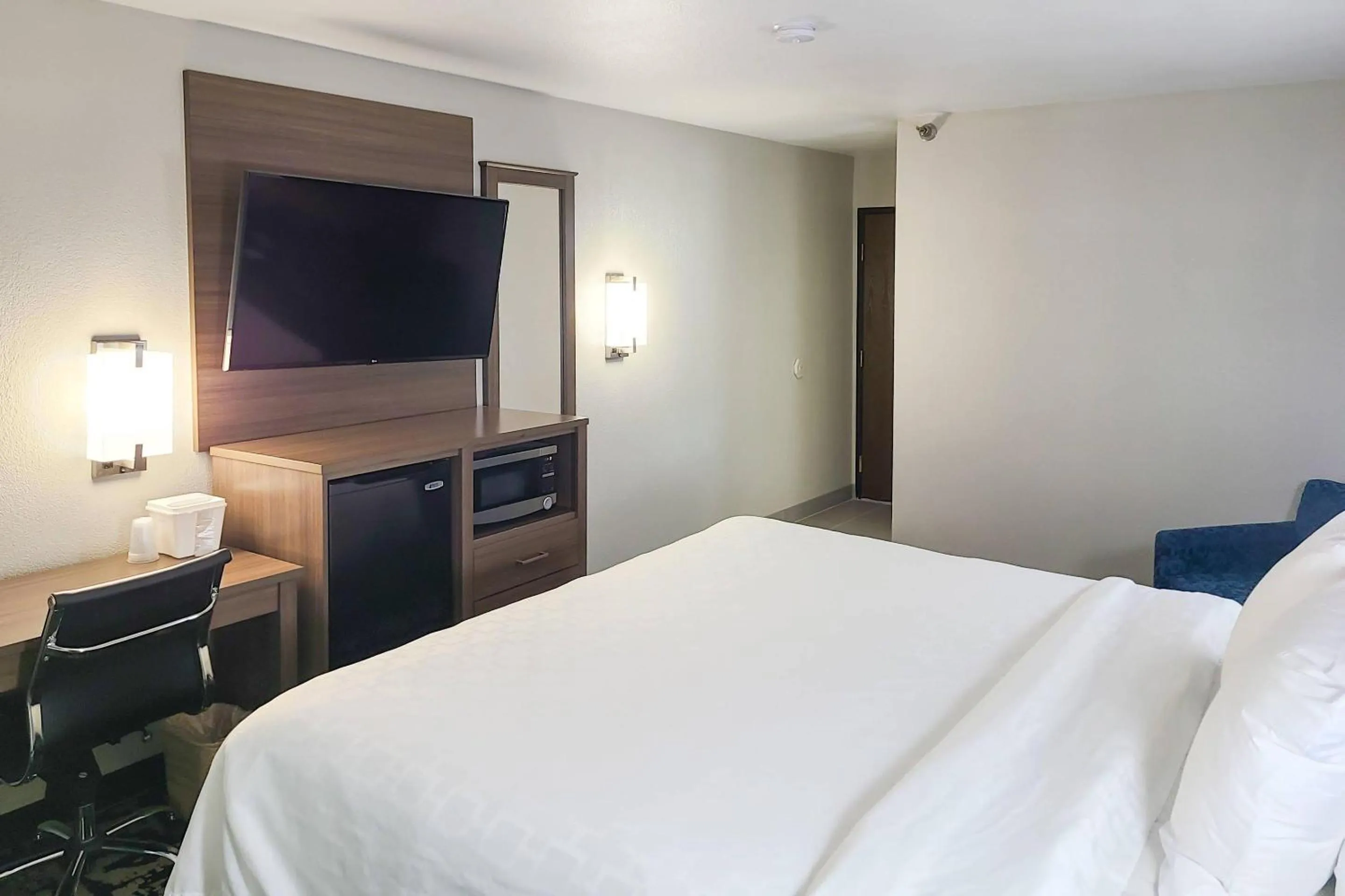 Bedroom, Bed in Clarion Pointe Bettendorf - Quad Cities