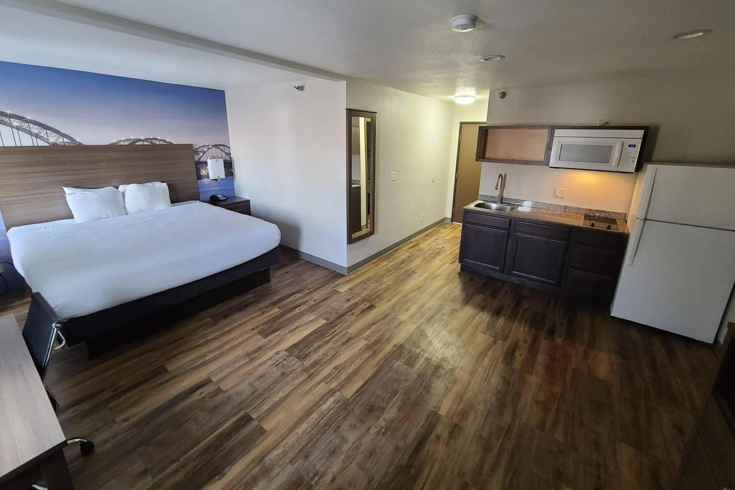 Bedroom, Bed in Clarion Pointe Bettendorf - Quad Cities