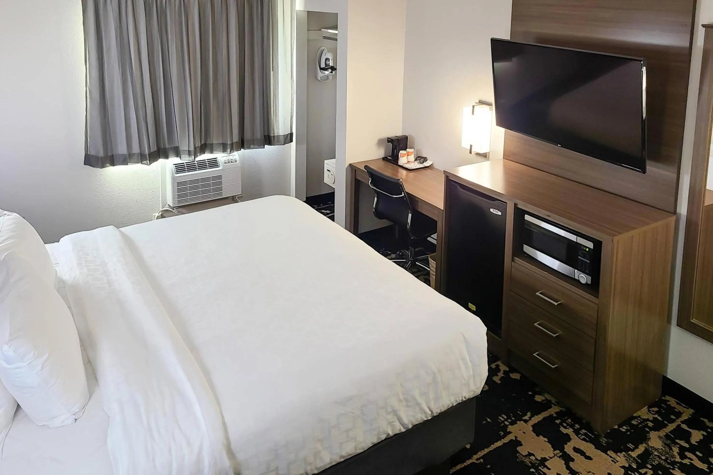 Bedroom, Bed in Clarion Pointe Bettendorf - Quad Cities