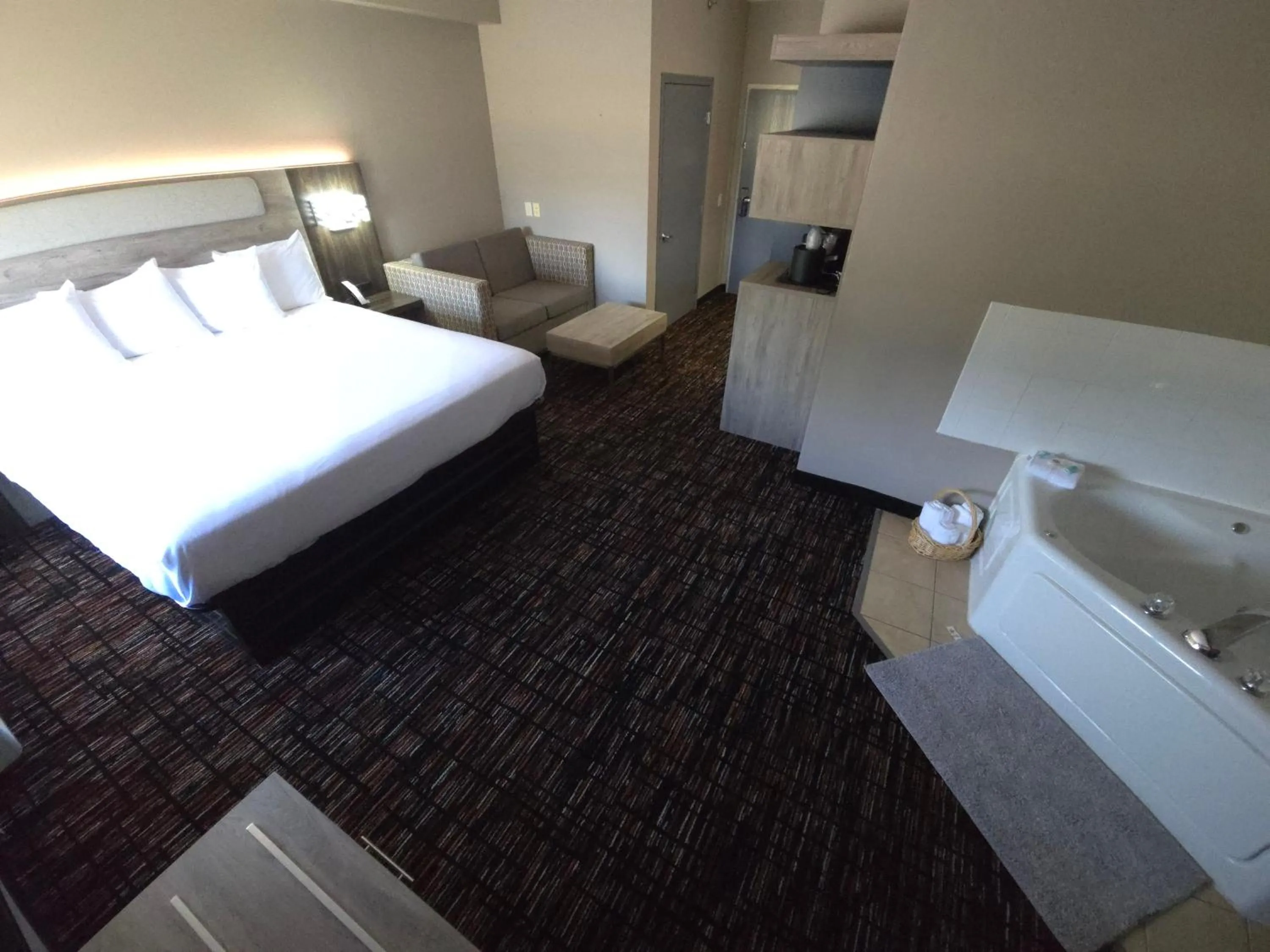 Bed in Reston Inn & Suites