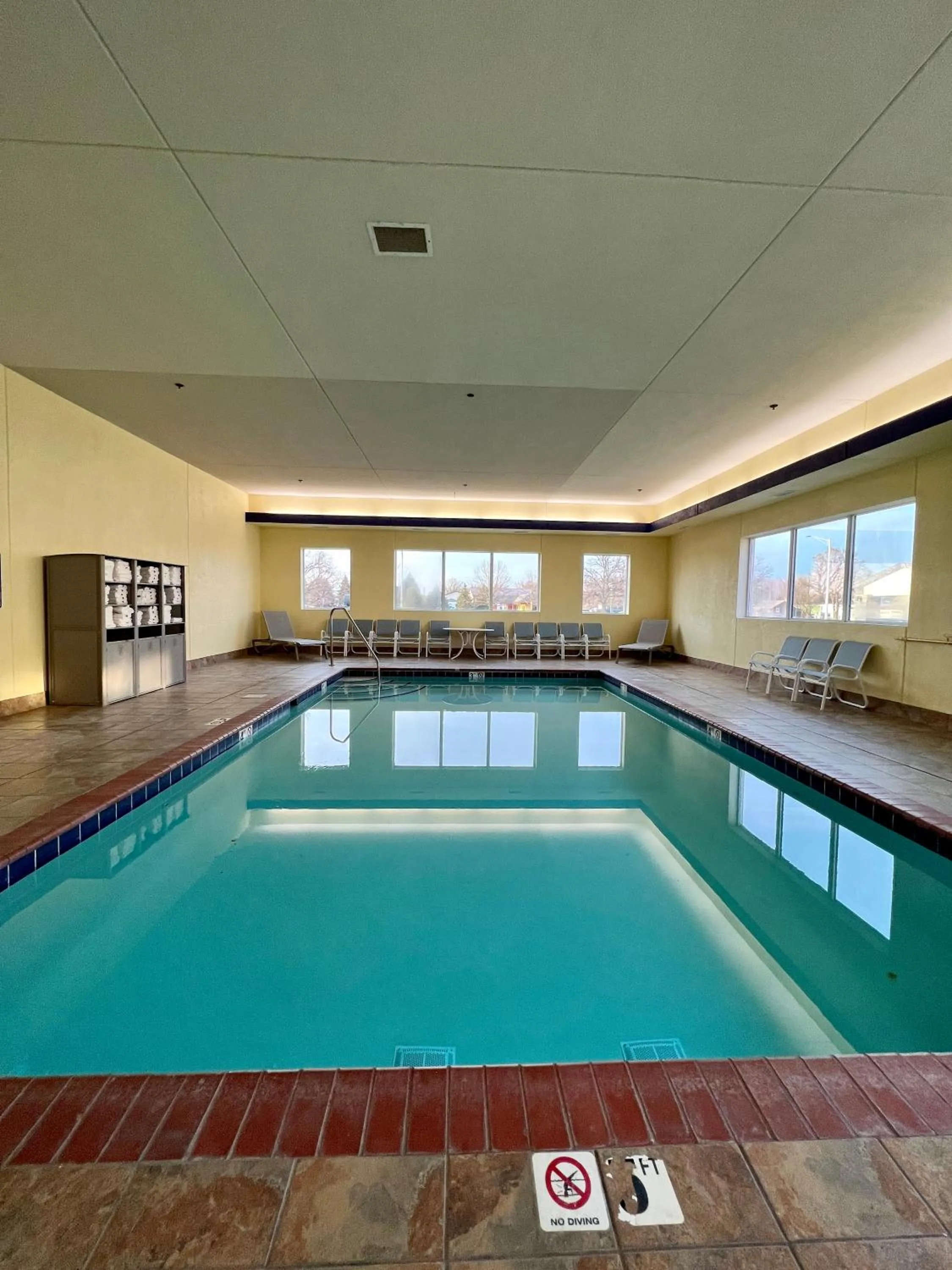 Swimming pool in Reston Inn & Suites
