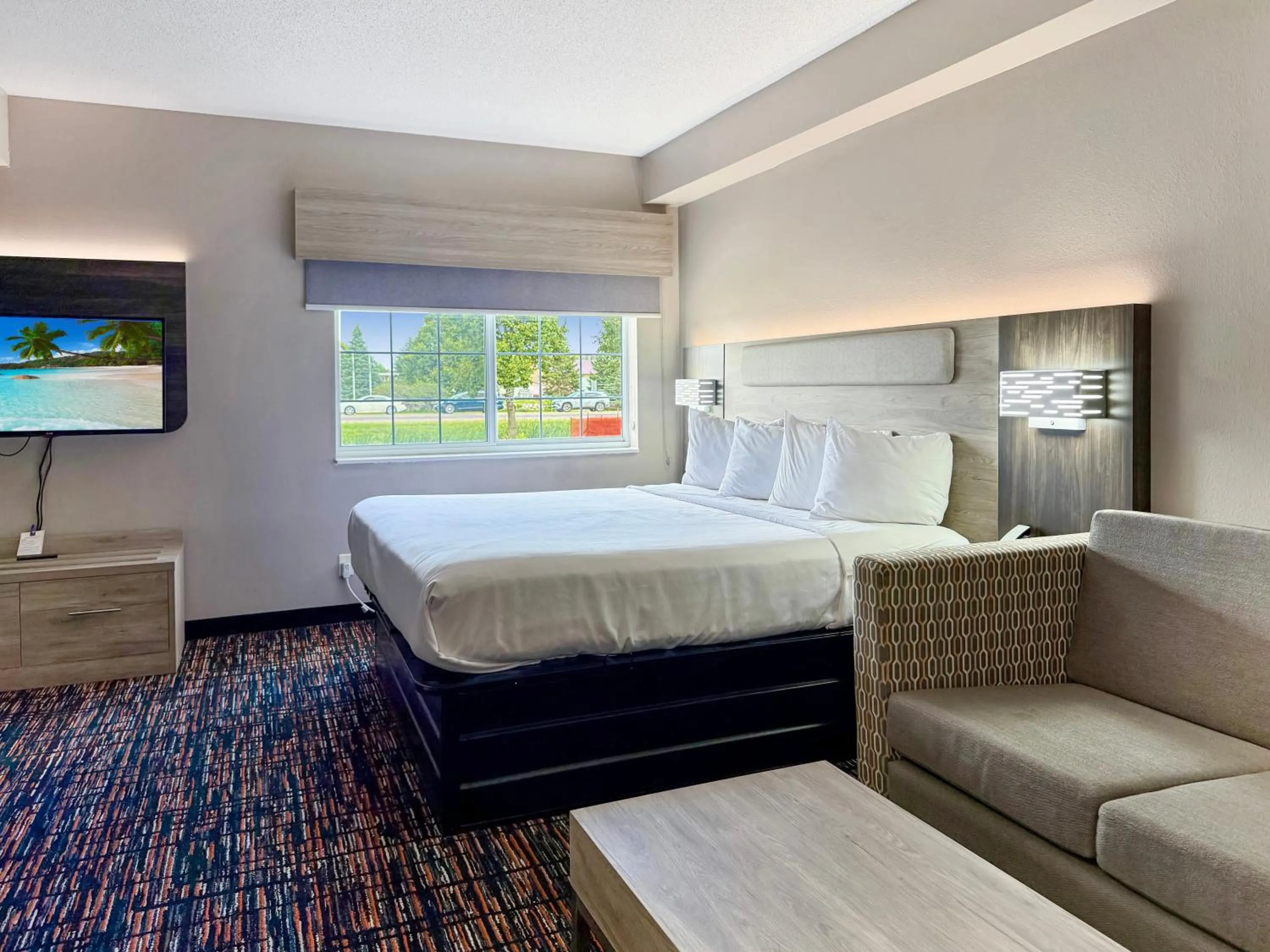 Photo of the whole room, Bed in Reston Inn & Suites