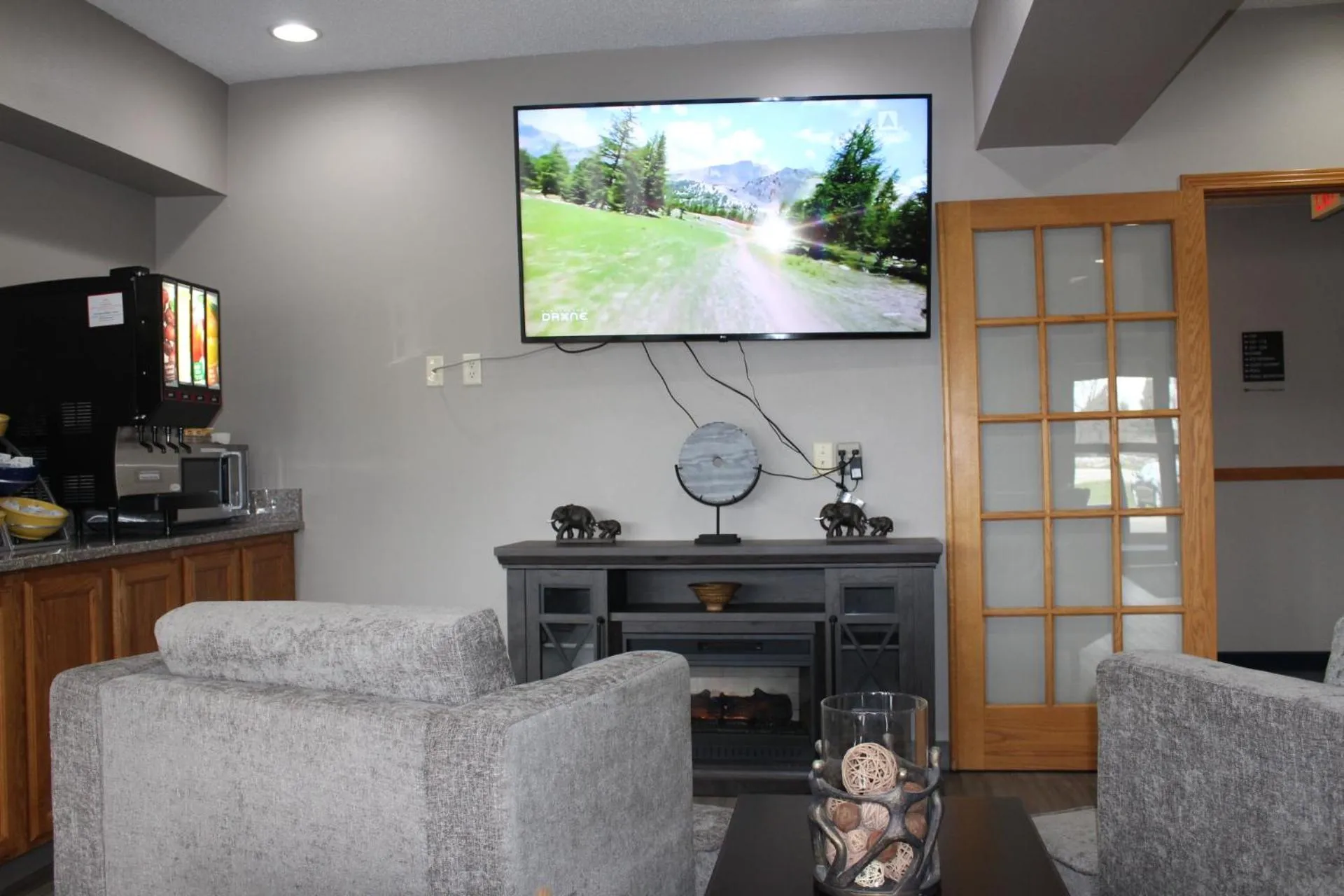 Communal lounge/ TV room in Reston Inn & Suites