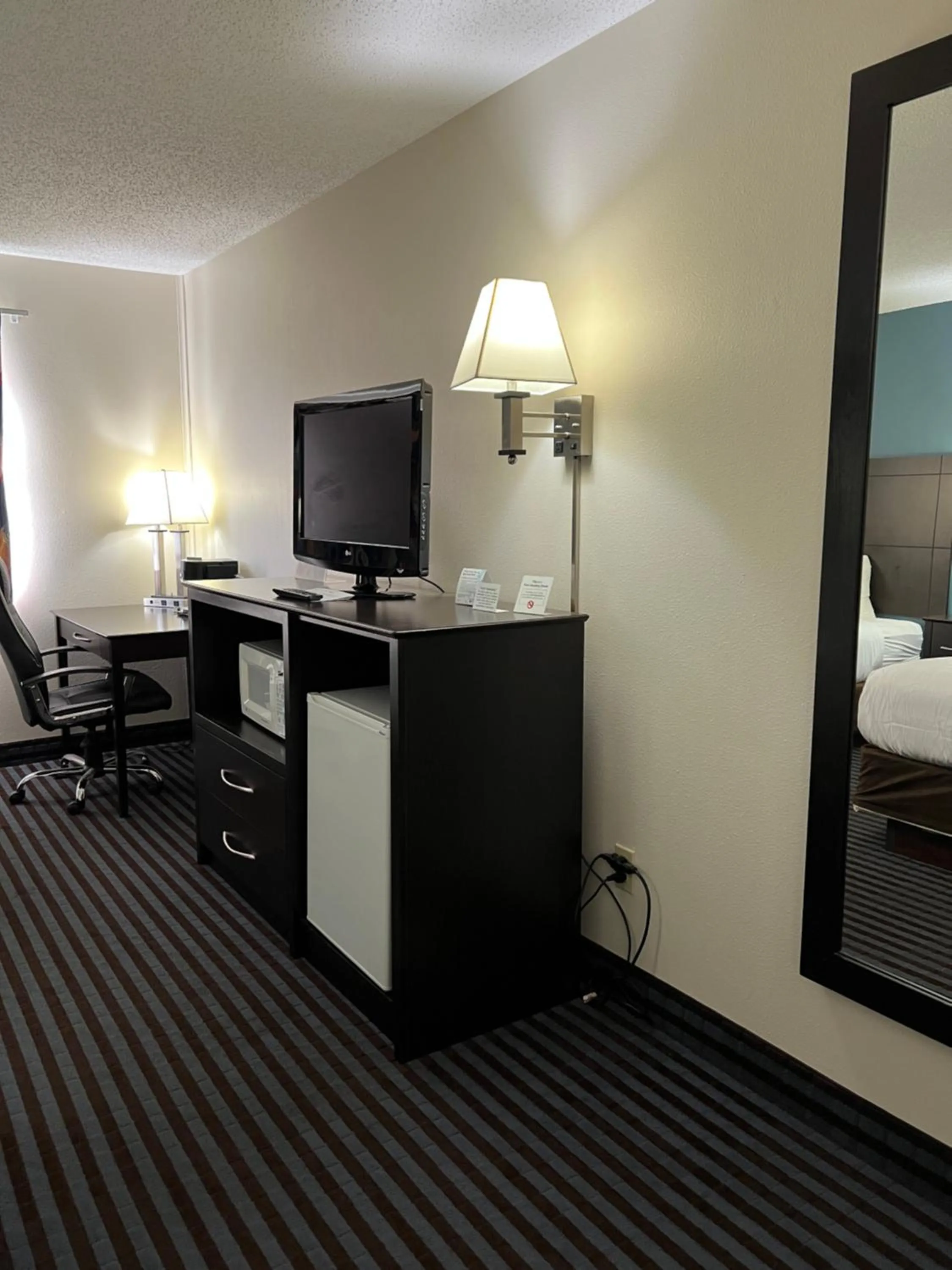 Bed in Reston Inn & Suites