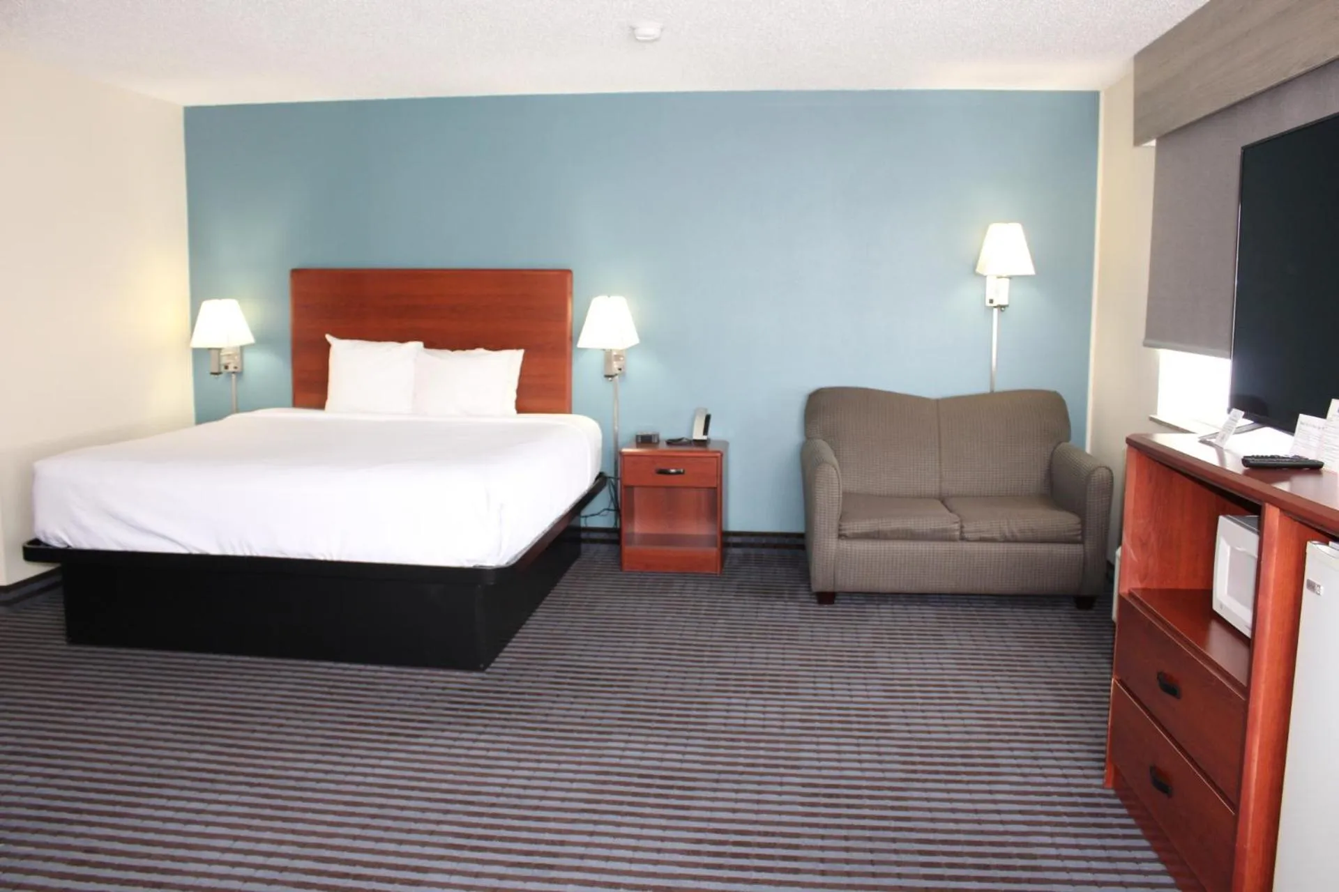 Bed in Reston Inn & Suites