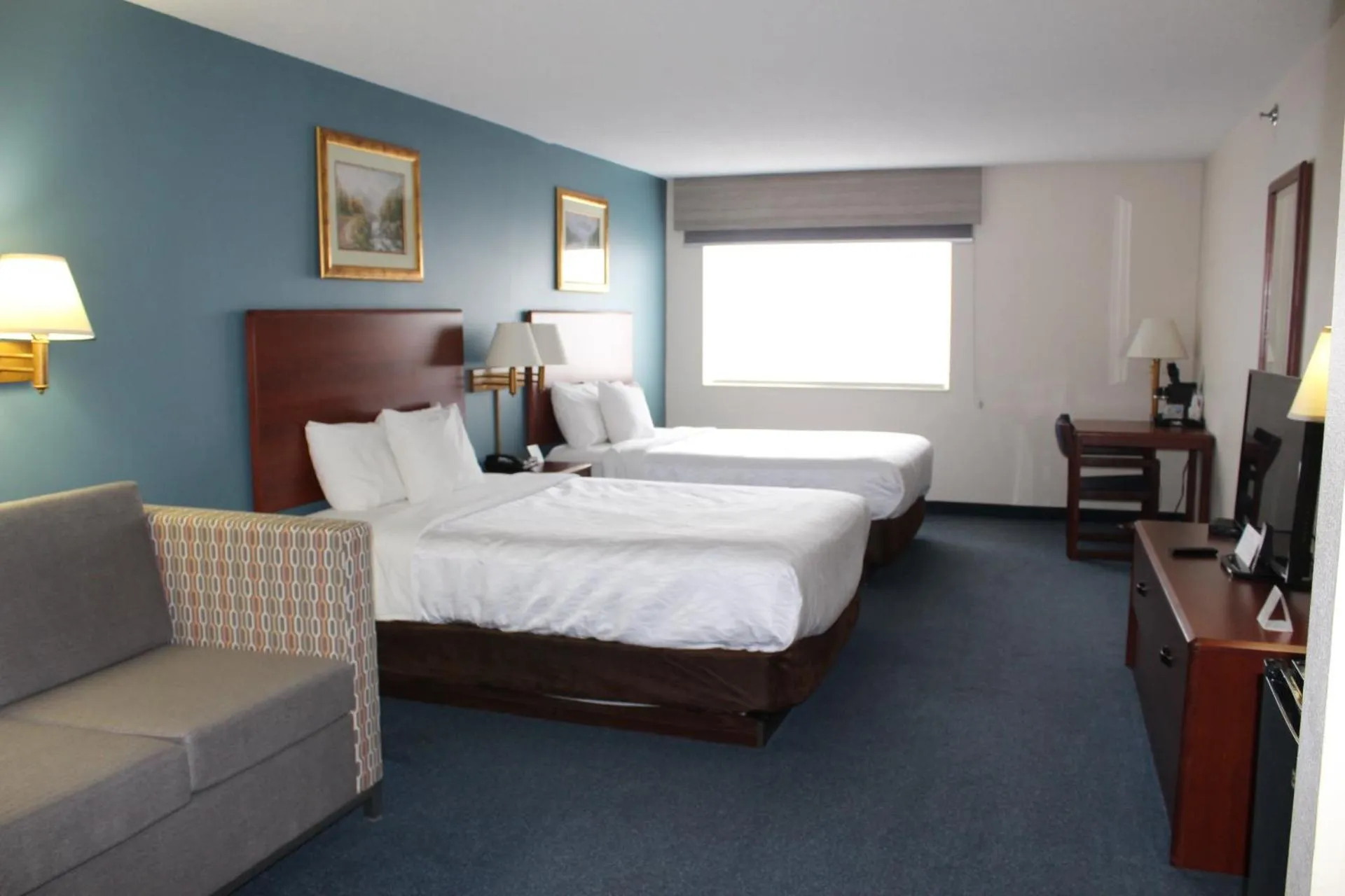 Bed in Reston Inn & Suites