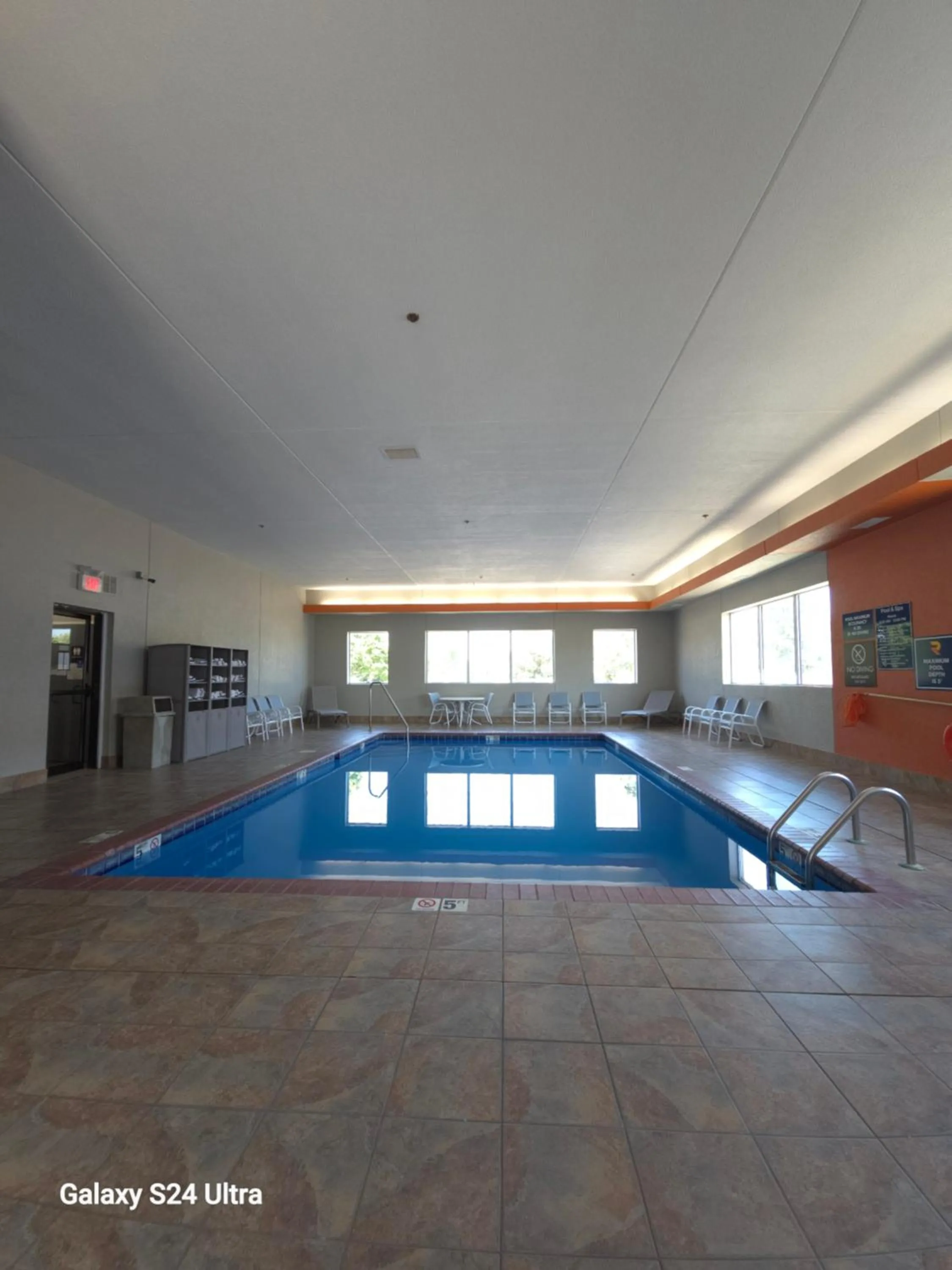 Swimming pool in Reston Inn & Suites