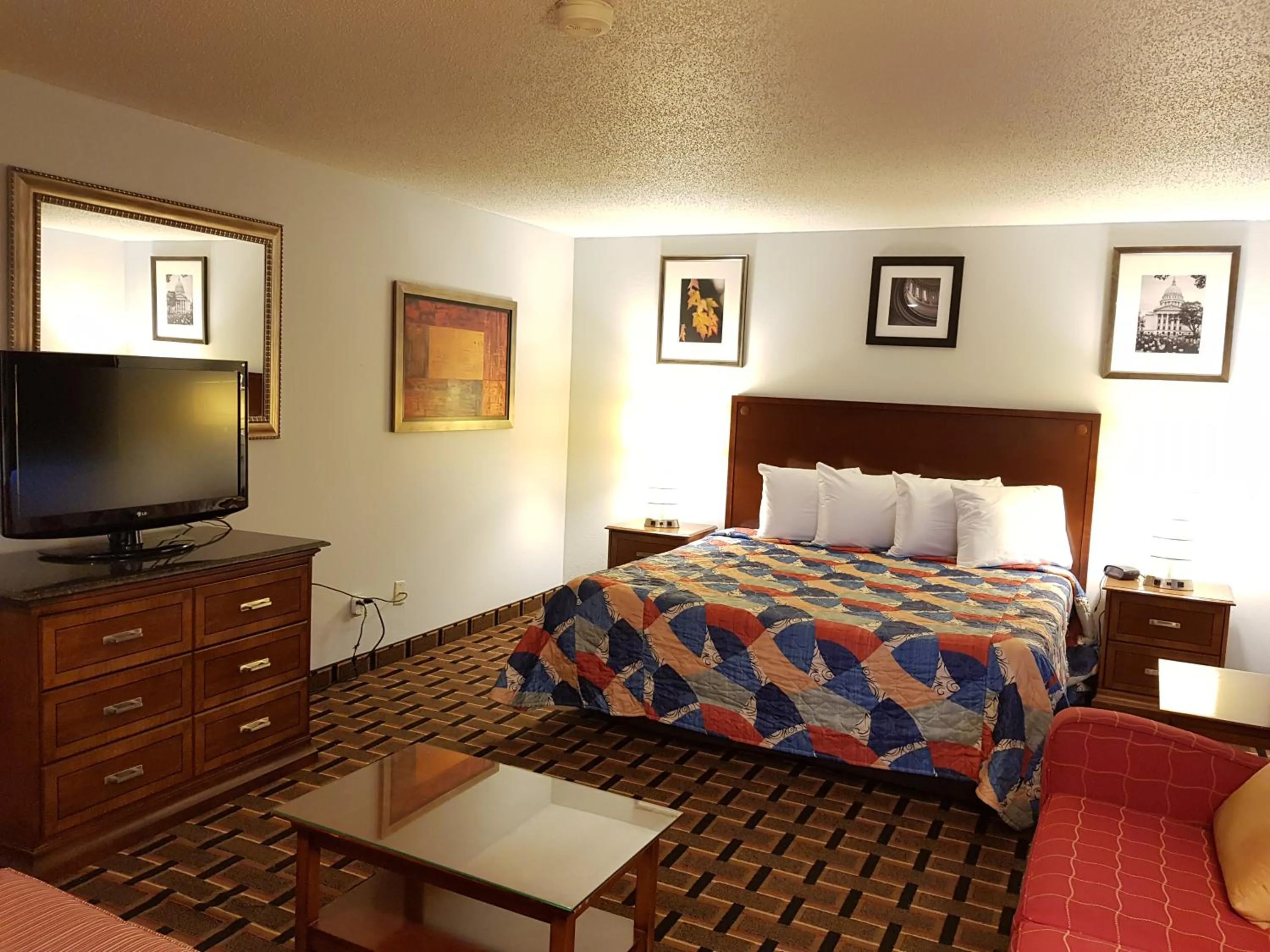 Bed in Le Mars Inn and Suites