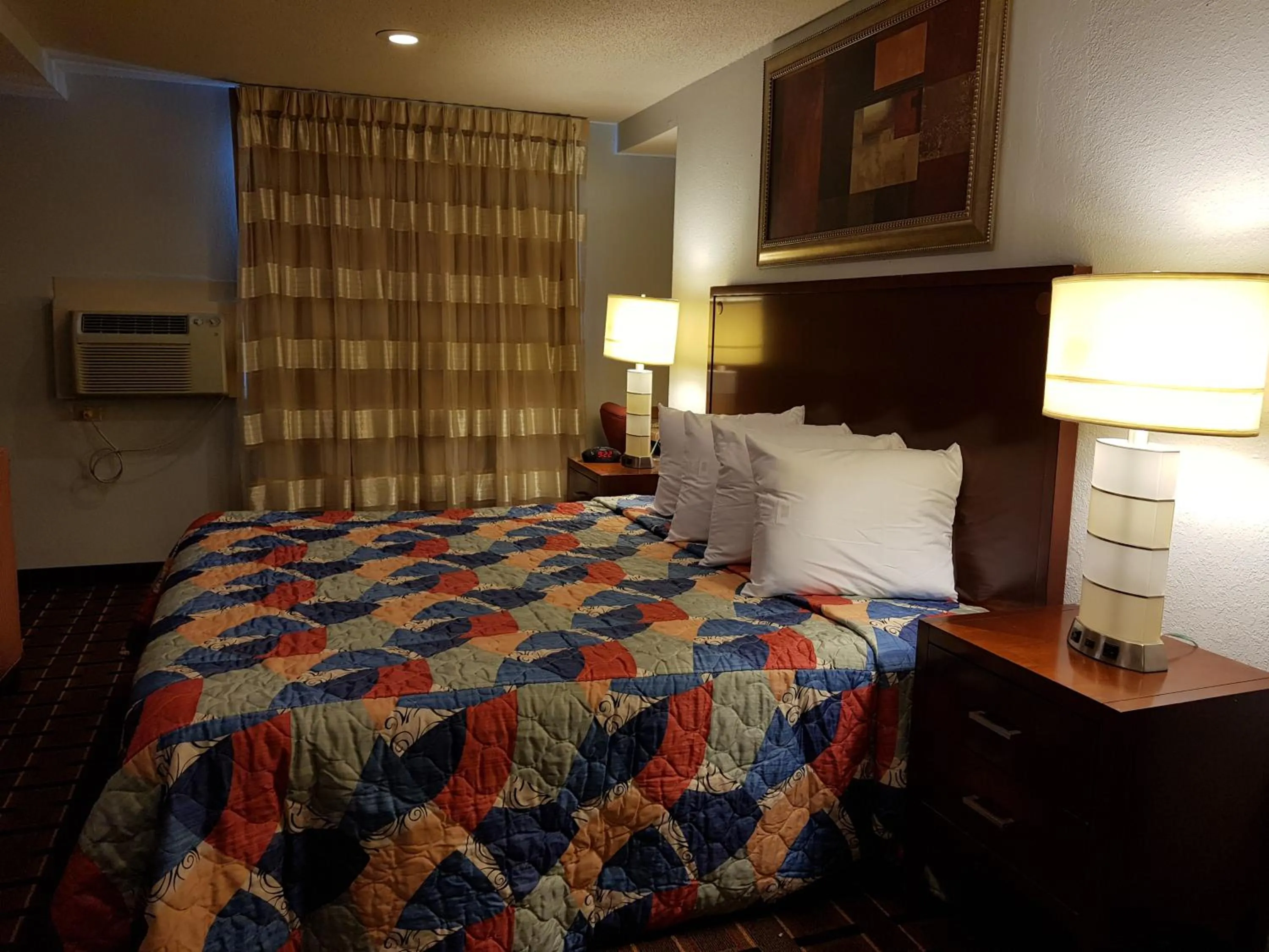 Bed in Le Mars Inn and Suites