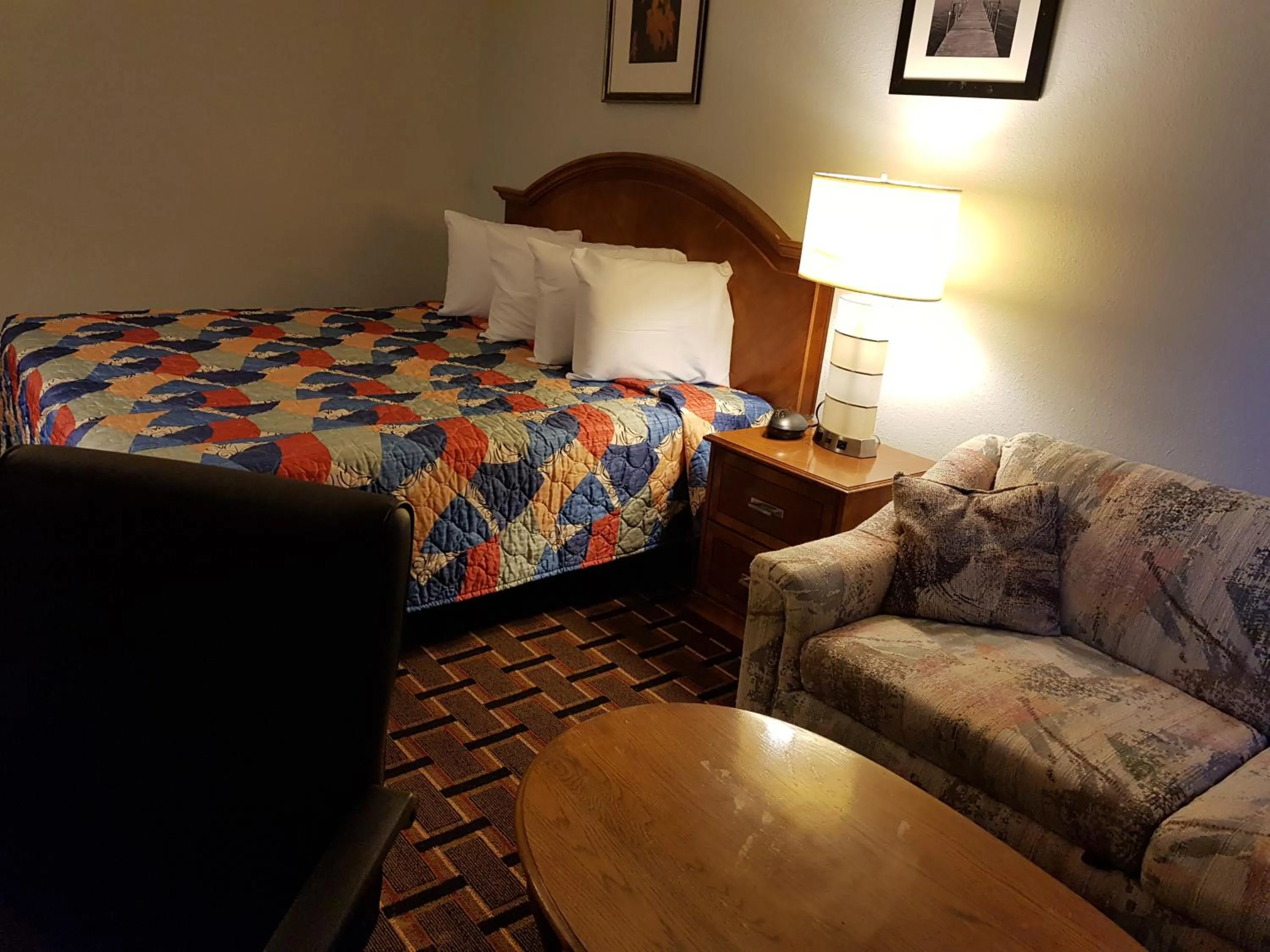 Bed in Le Mars Inn and Suites