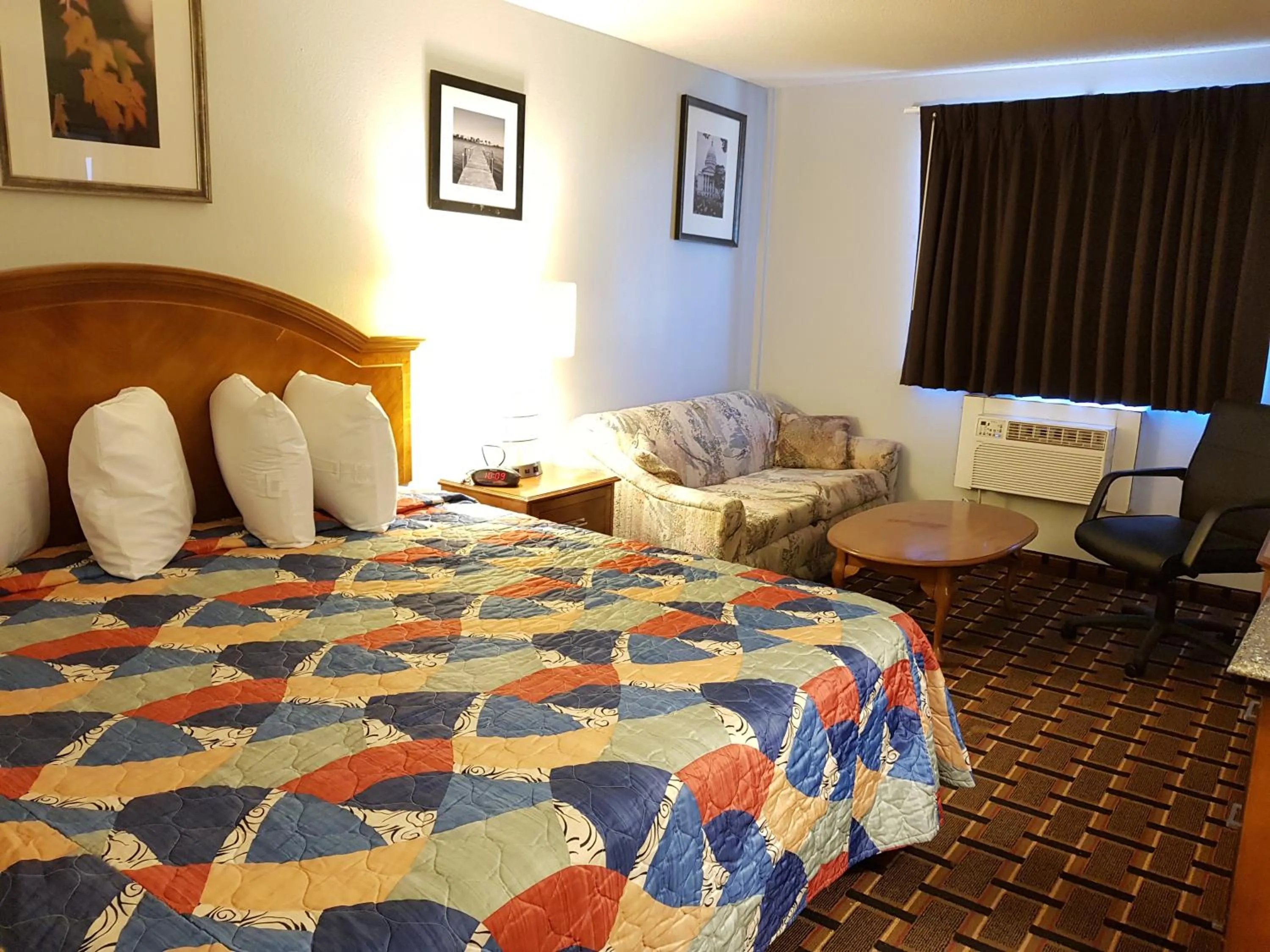 Bed in Le Mars Inn and Suites