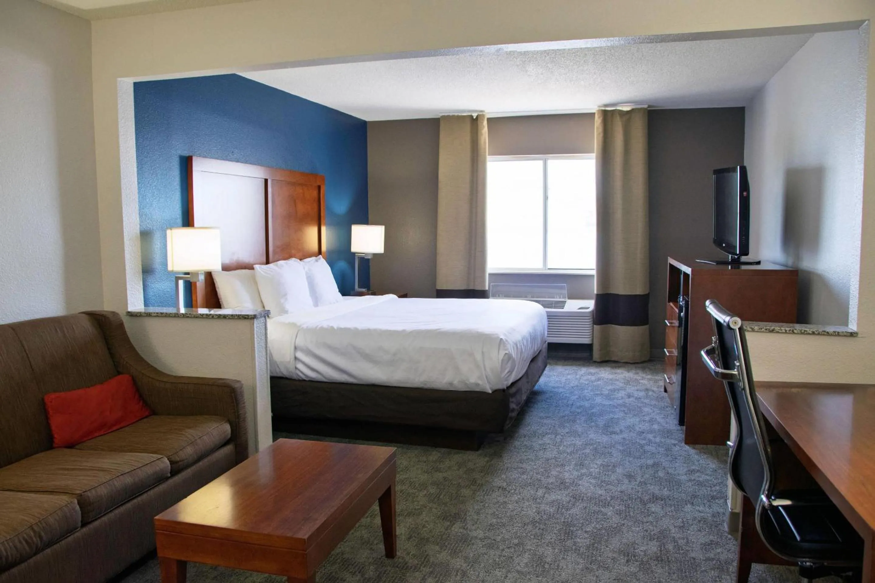 Bedroom, Bed in Comfort Inn & Suites Coralville - Iowa City near Iowa River Landing