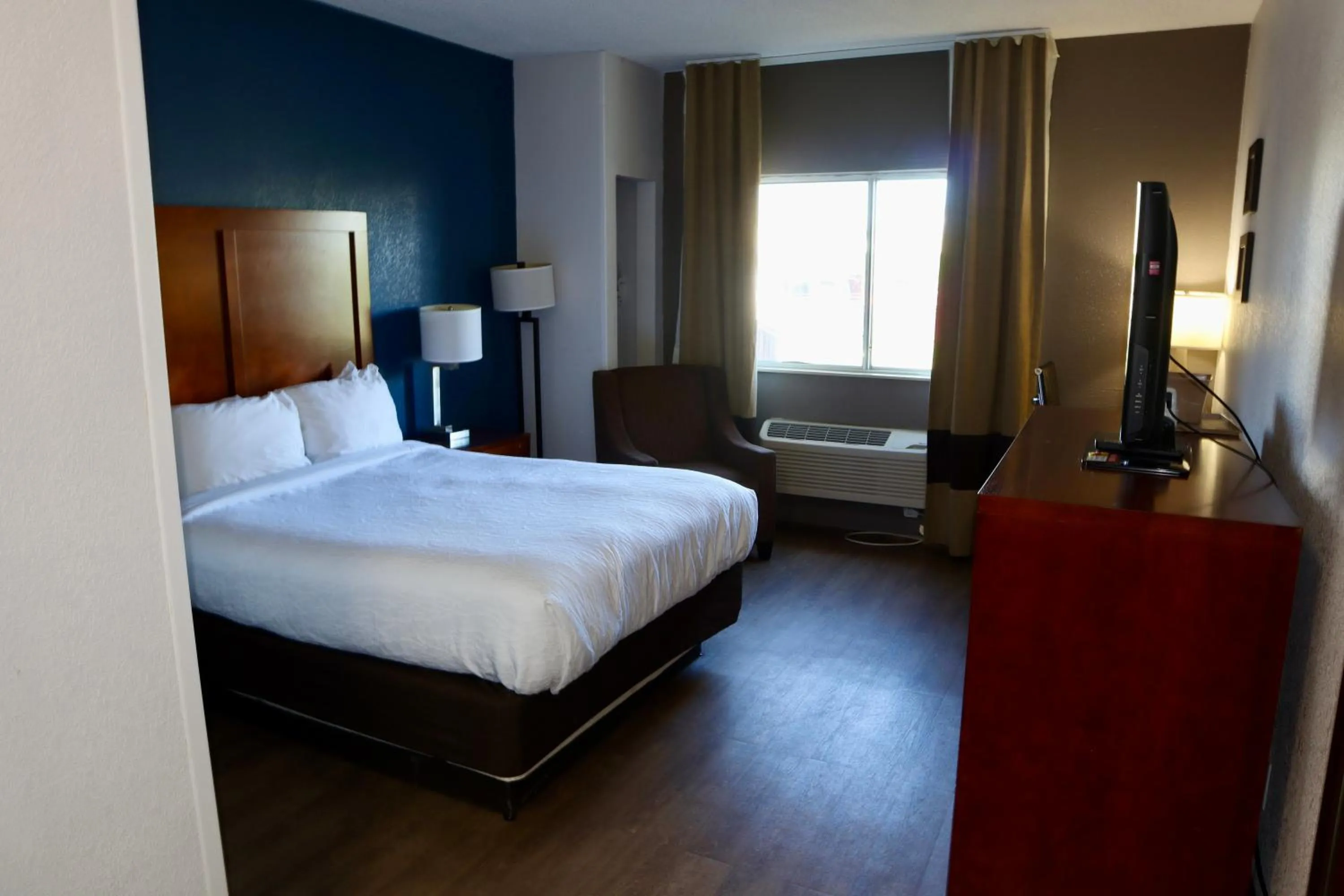 Photo of the whole room, Bed in Comfort Inn & Suites Coralville - Iowa City near Iowa River Landing