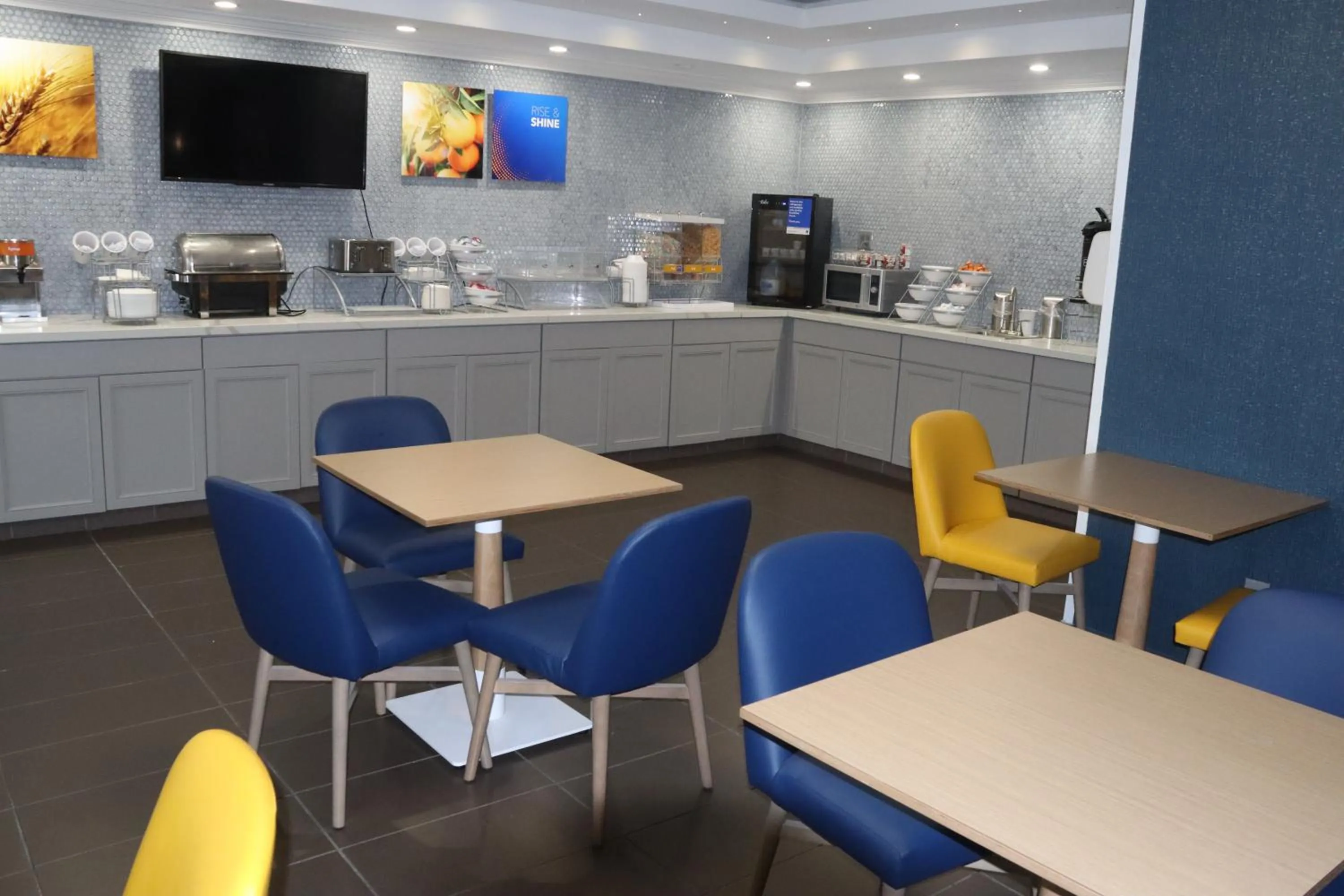 Breakfast in Comfort Inn & Suites Coralville - Iowa City near Iowa River Landing