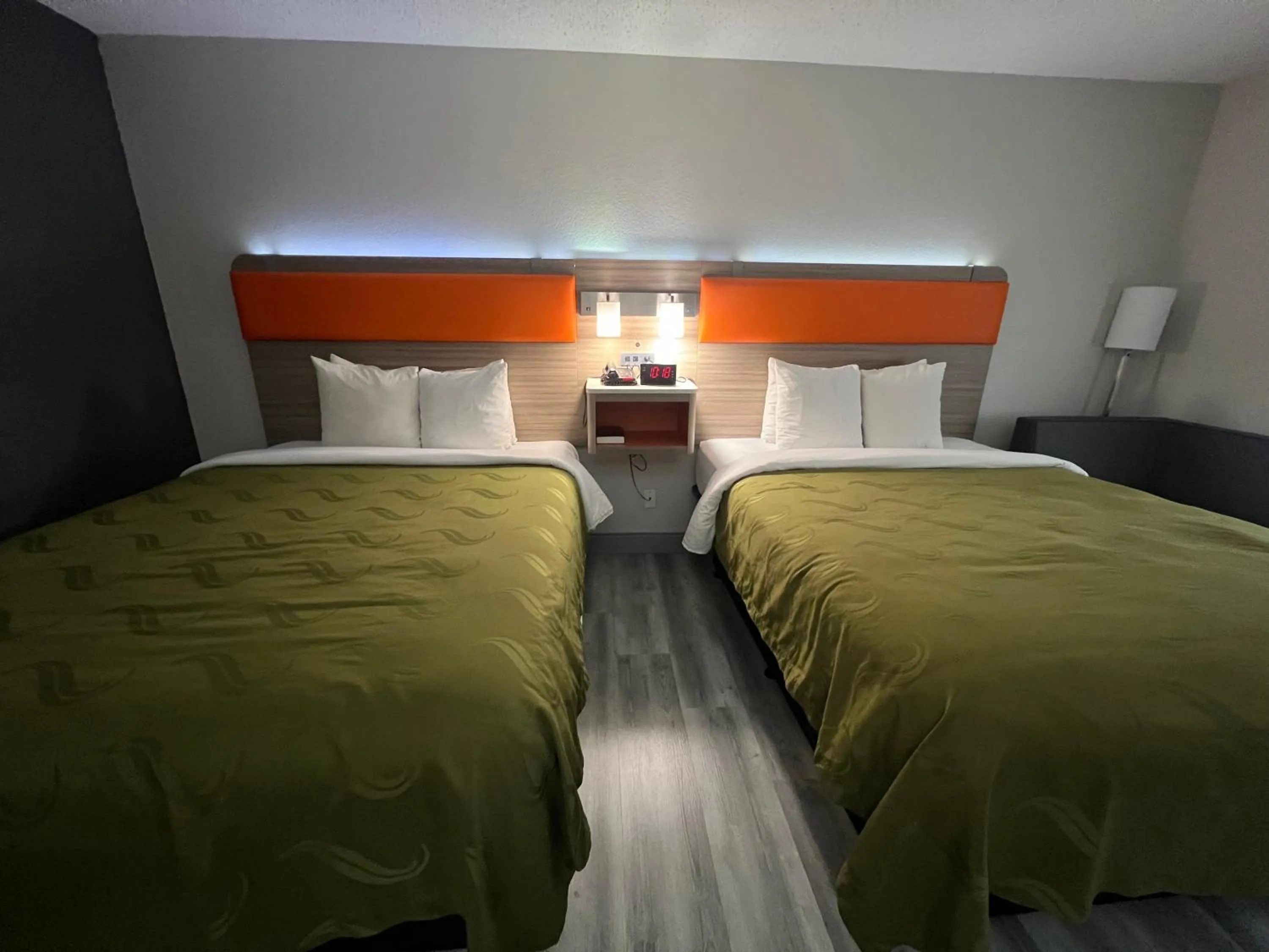 Bed in Quality Inn & Suites Ottumwa North