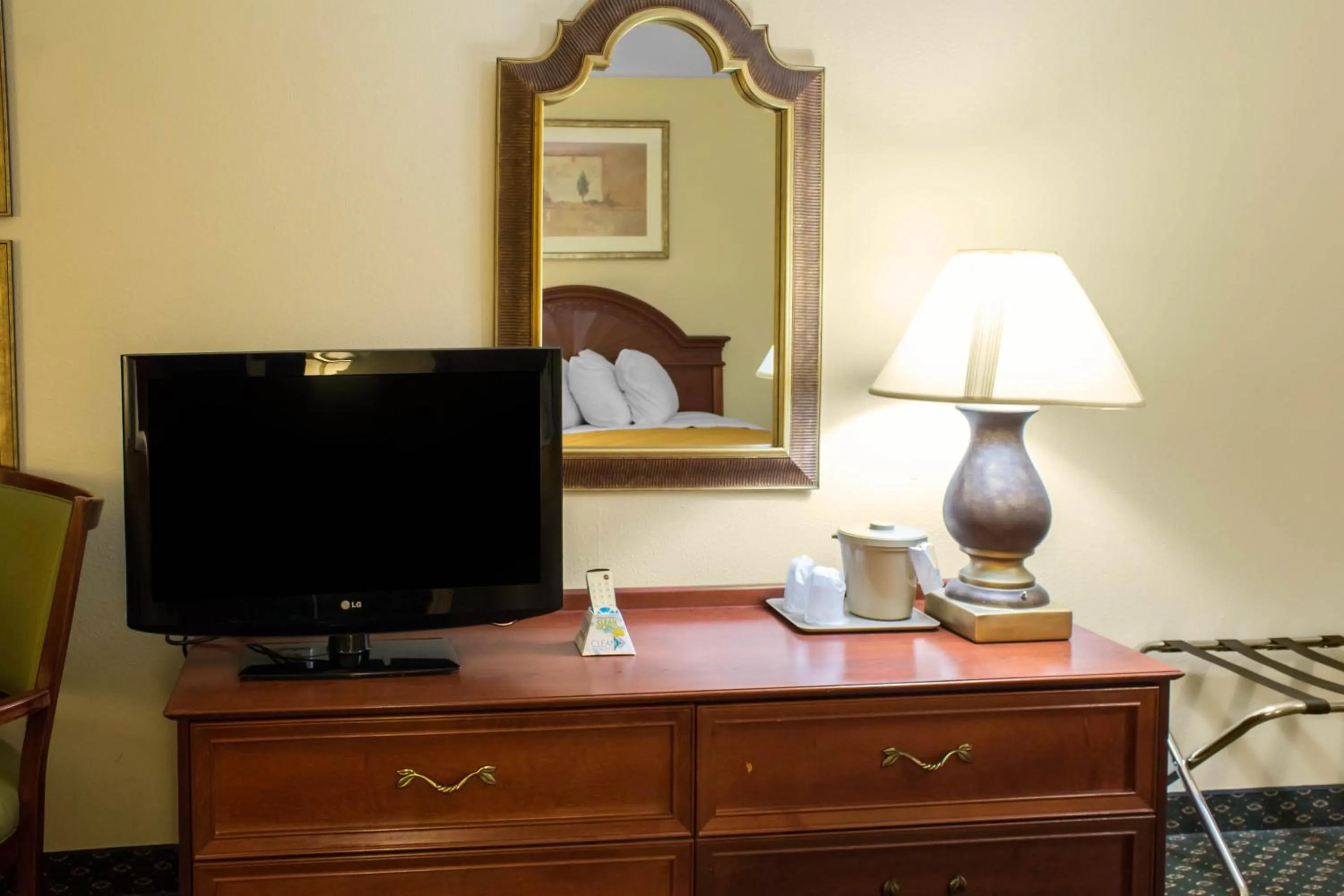 TV and multimedia in Quality Inn & Suites Sioux City Southeast