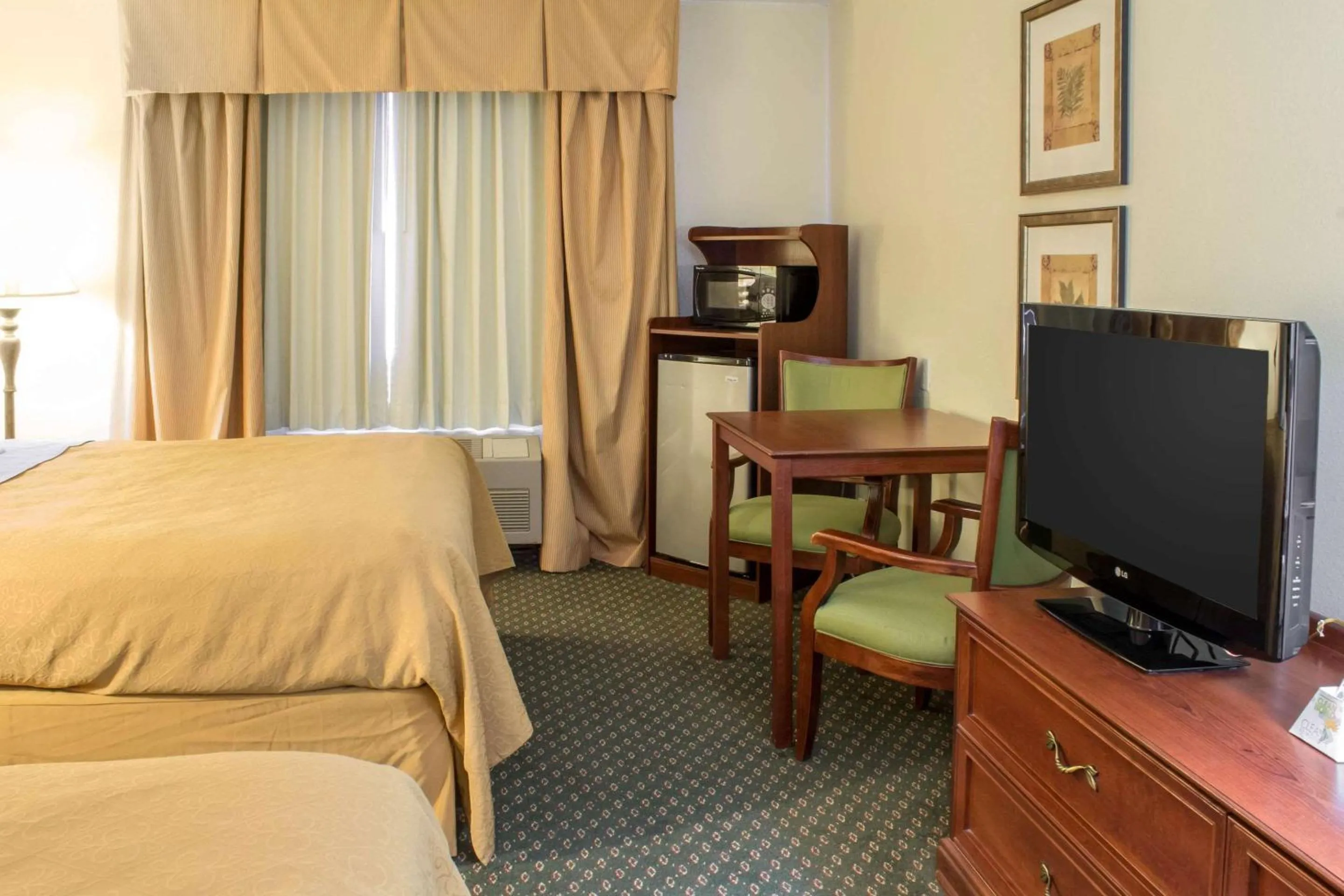 Photo of the whole room, Bed in Quality Inn & Suites Sioux City Southeast