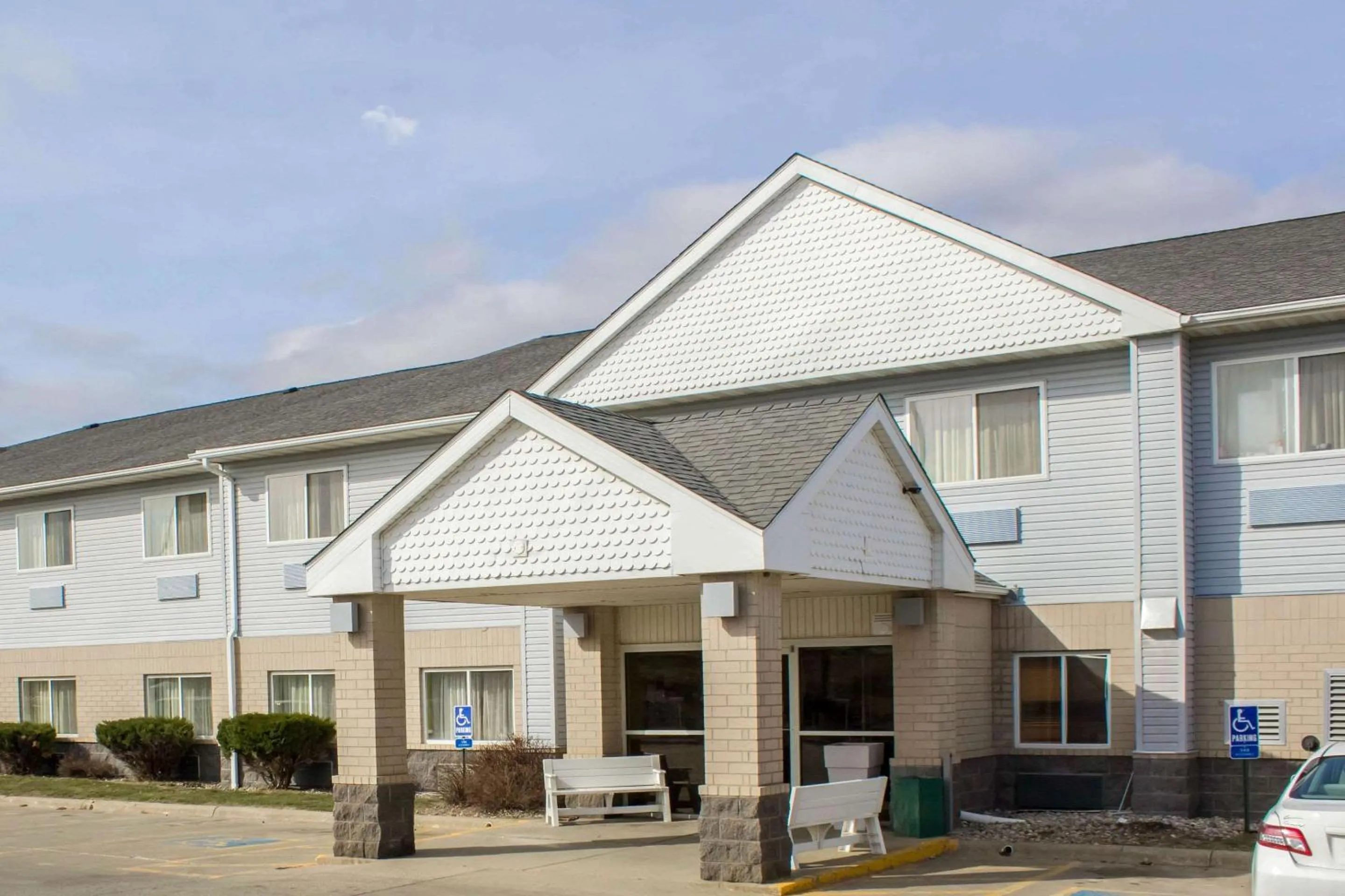 Property building in Quality Inn & Suites Sioux City Southeast