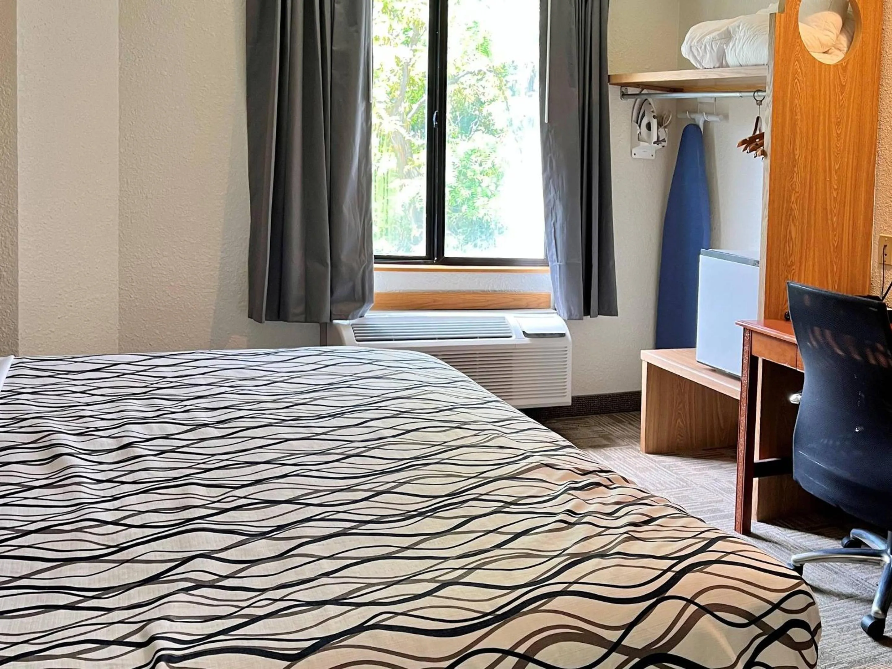 Bedroom, Bed in Rodeway Inn Boise Airport