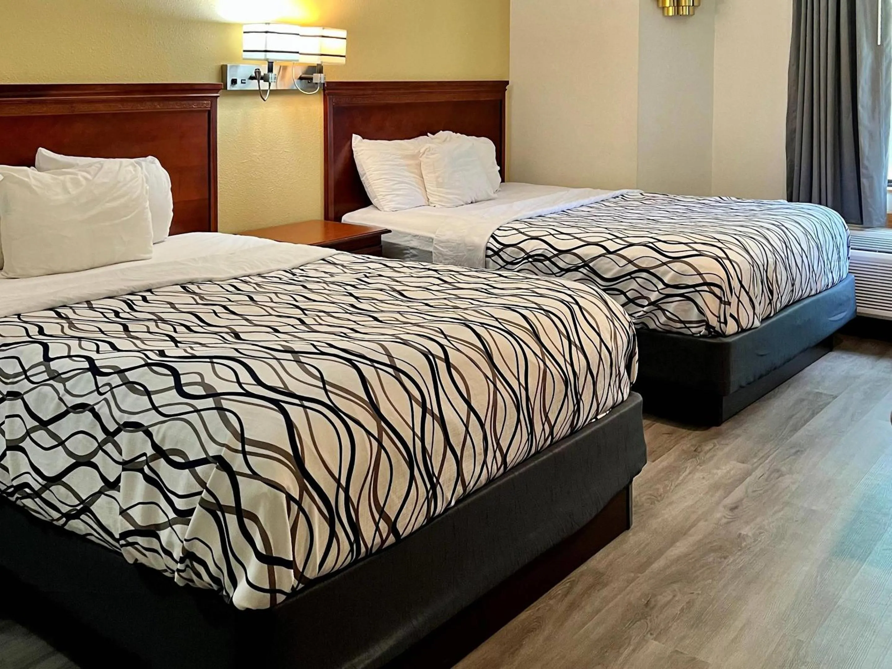 Bedroom, Bed in Rodeway Inn Boise Airport