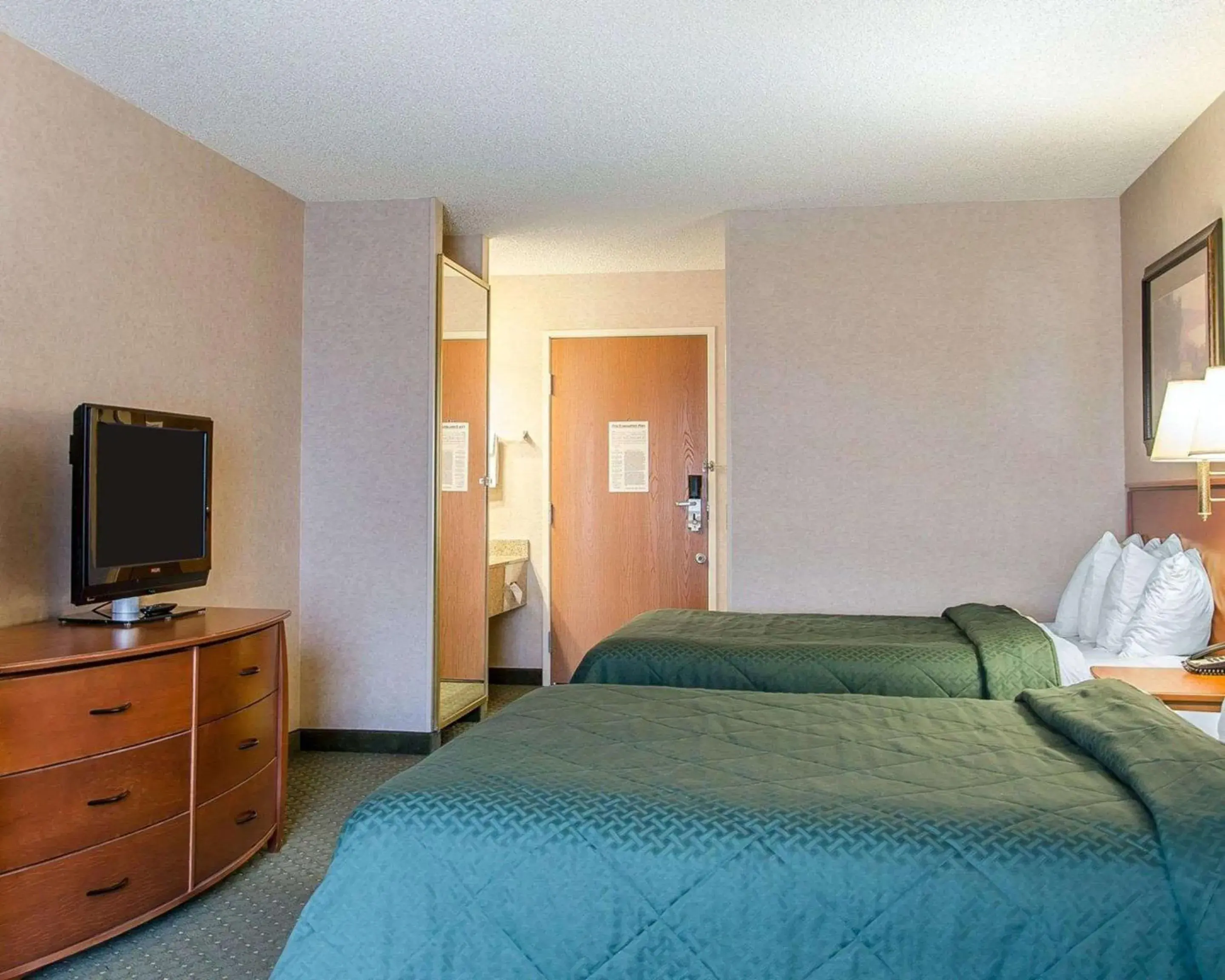 Queen Suite with Two Queen Beds - Non-Smoking in Quality Inn & Suites Twin Falls North Queen Suite with Two Queen Beds - Non-Smoking in Quality Inn & Suites Twin Falls North