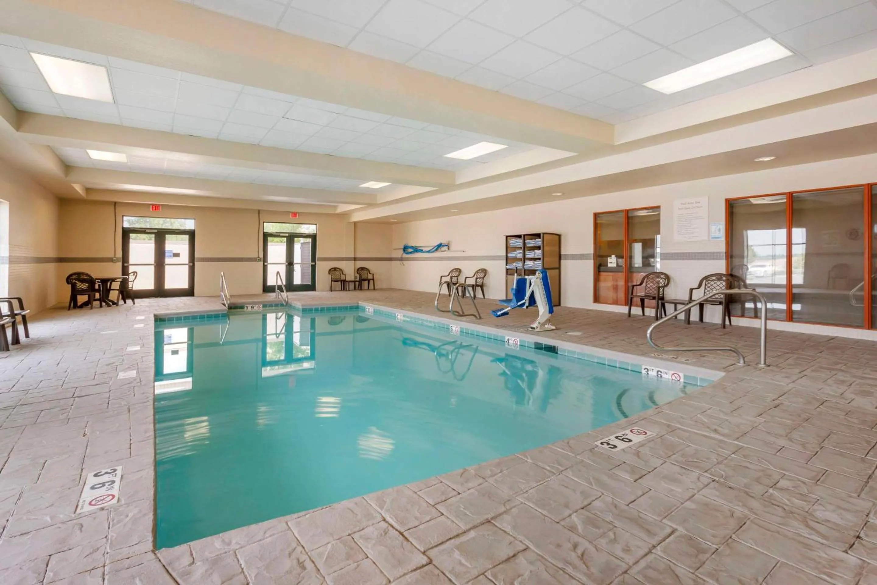 Swimming pool in Comfort Inn & Suites Jerome - Twin Falls
