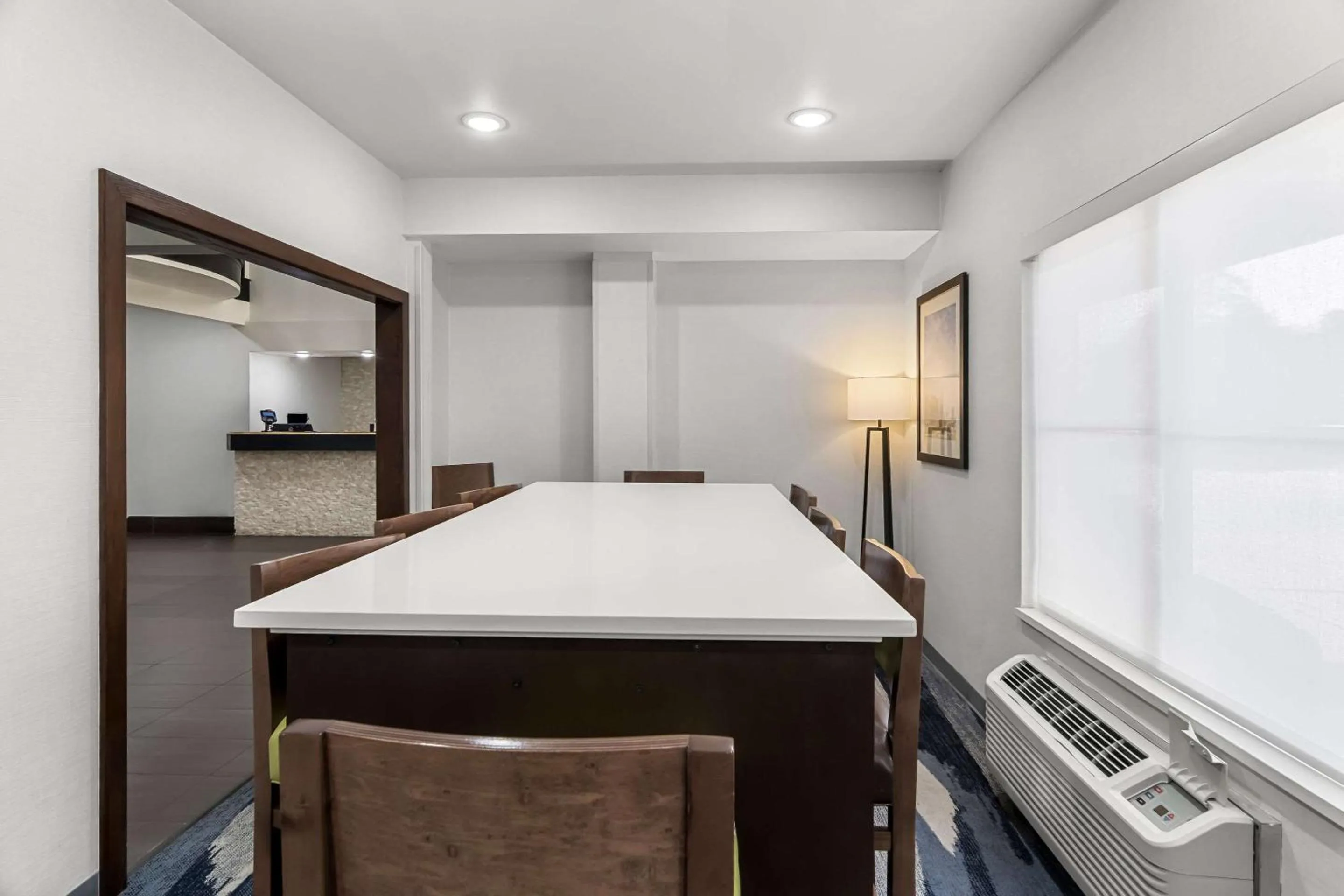 Breakfast in Comfort Inn & Suites near Tinley Park Amphitheater