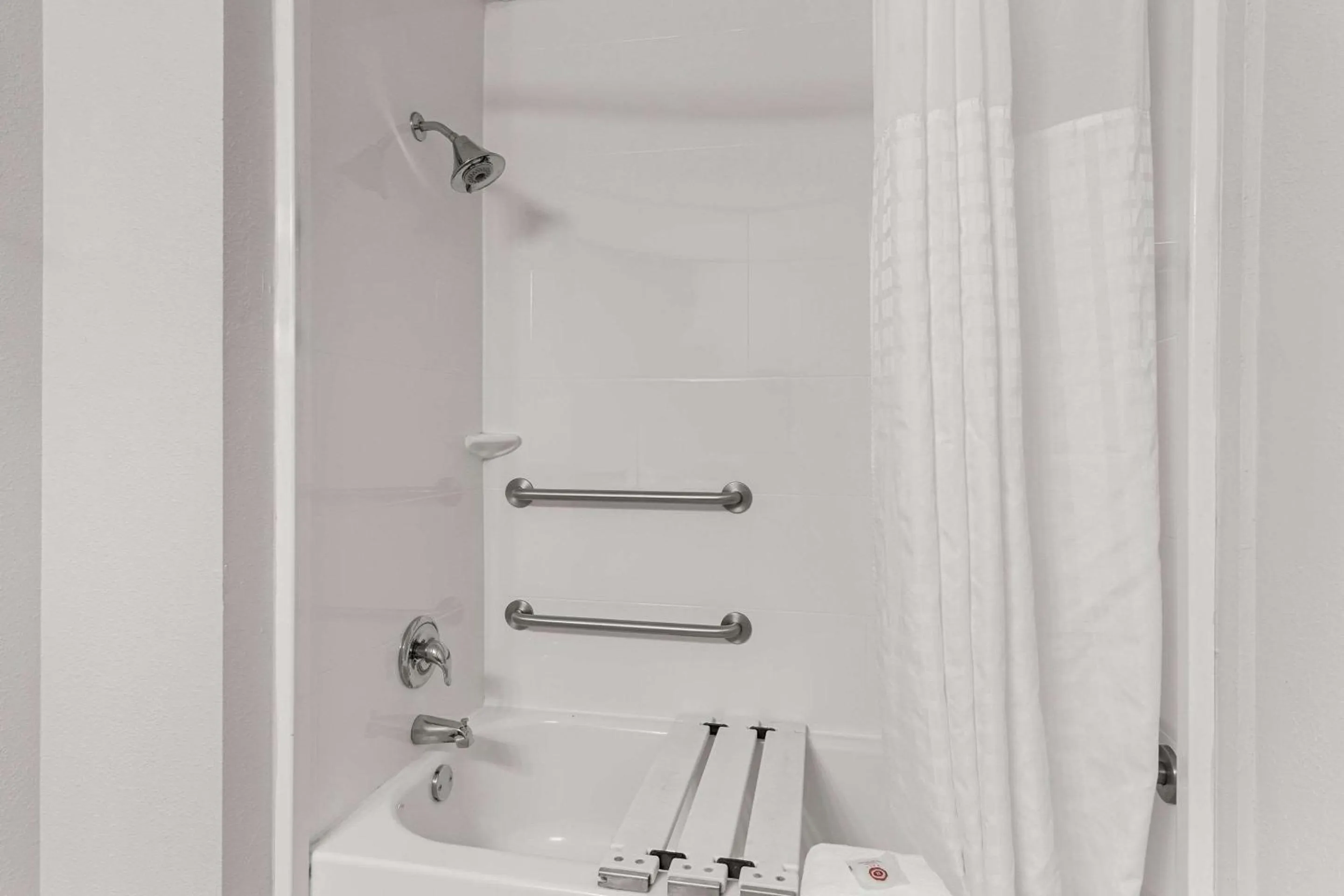 Bedroom in Comfort Inn & Suites near Tinley Park Amphitheater