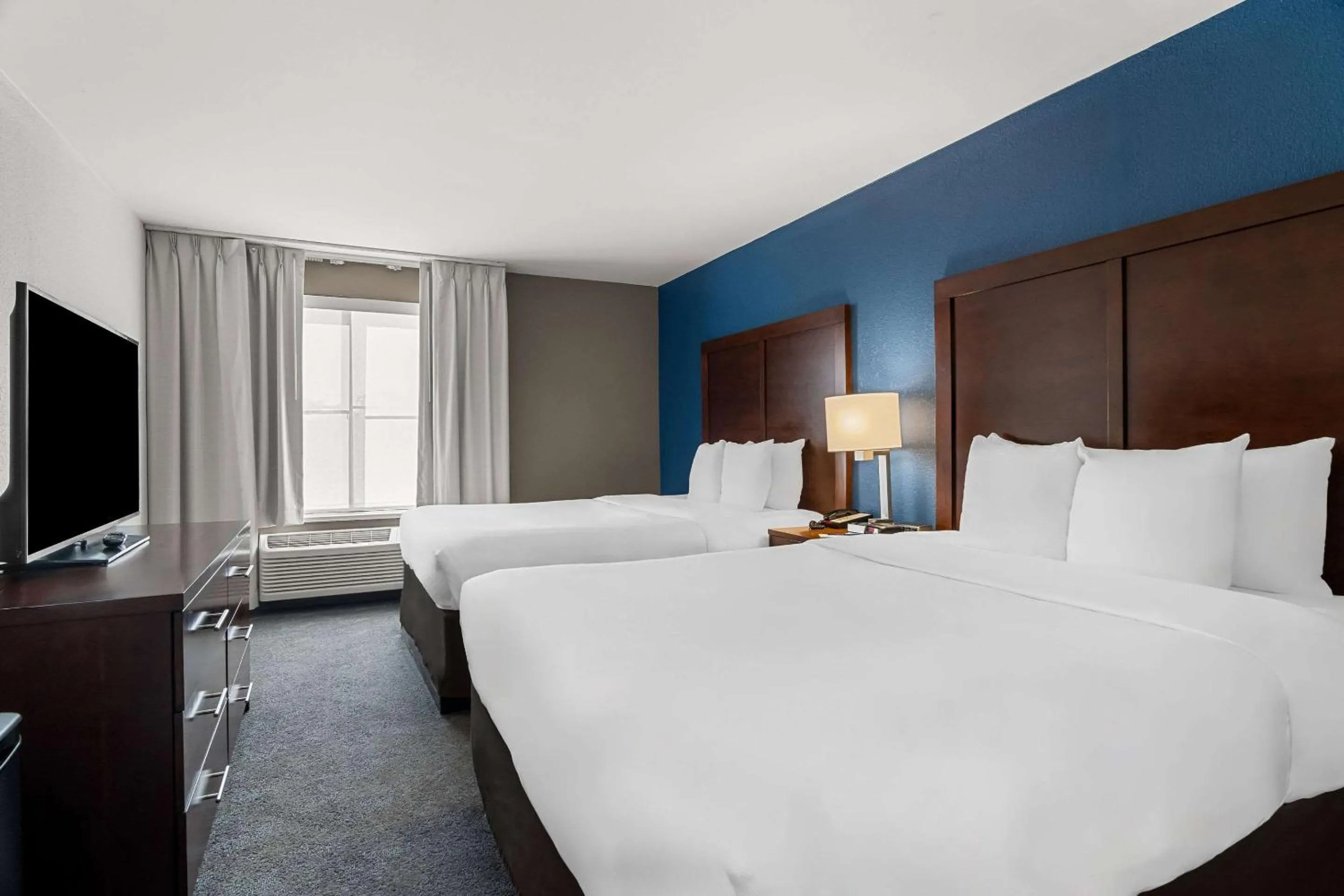 Bedroom, Bed in Comfort Inn & Suites near Tinley Park Amphitheater