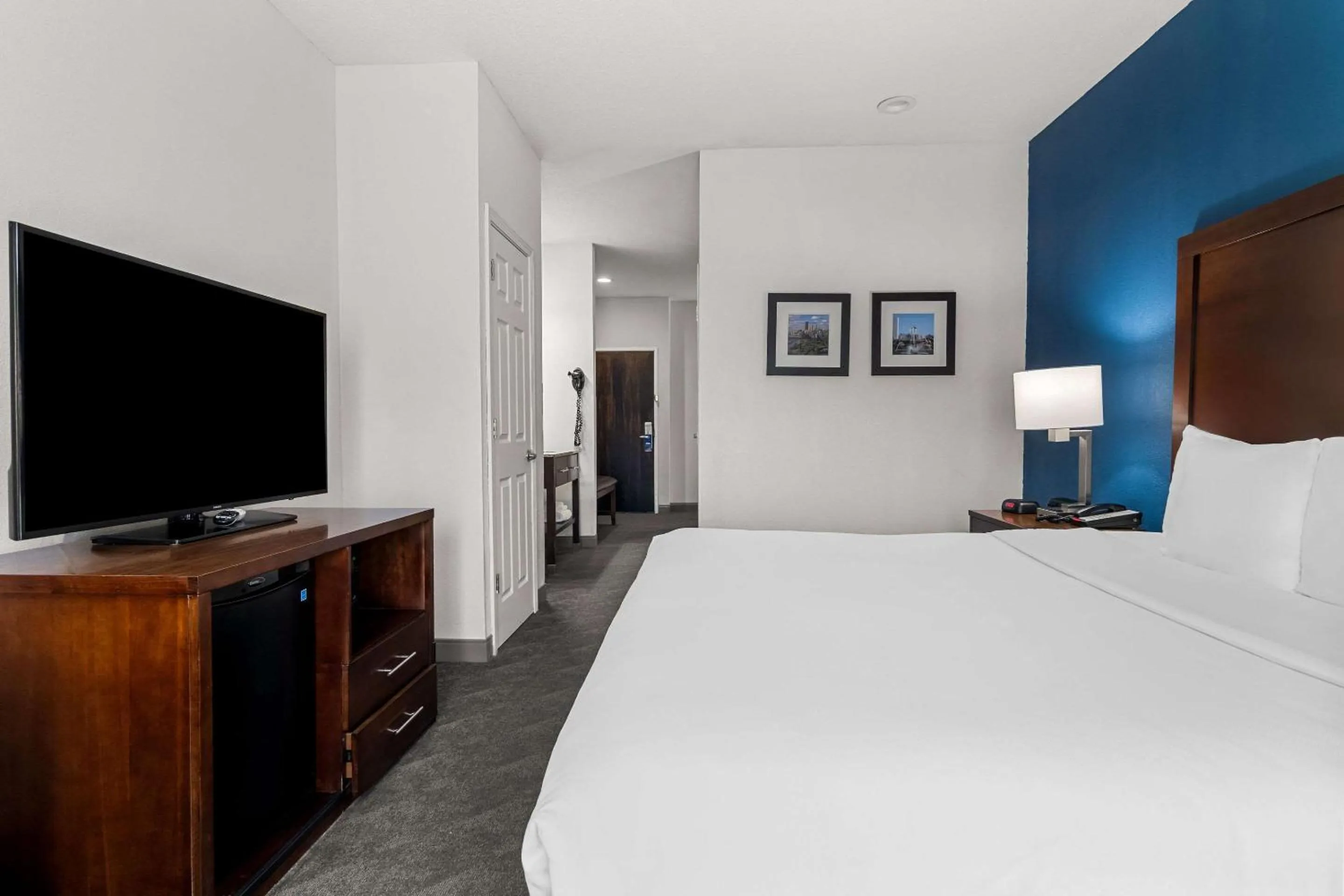 Bedroom, Bed in Comfort Inn & Suites near Tinley Park Amphitheater