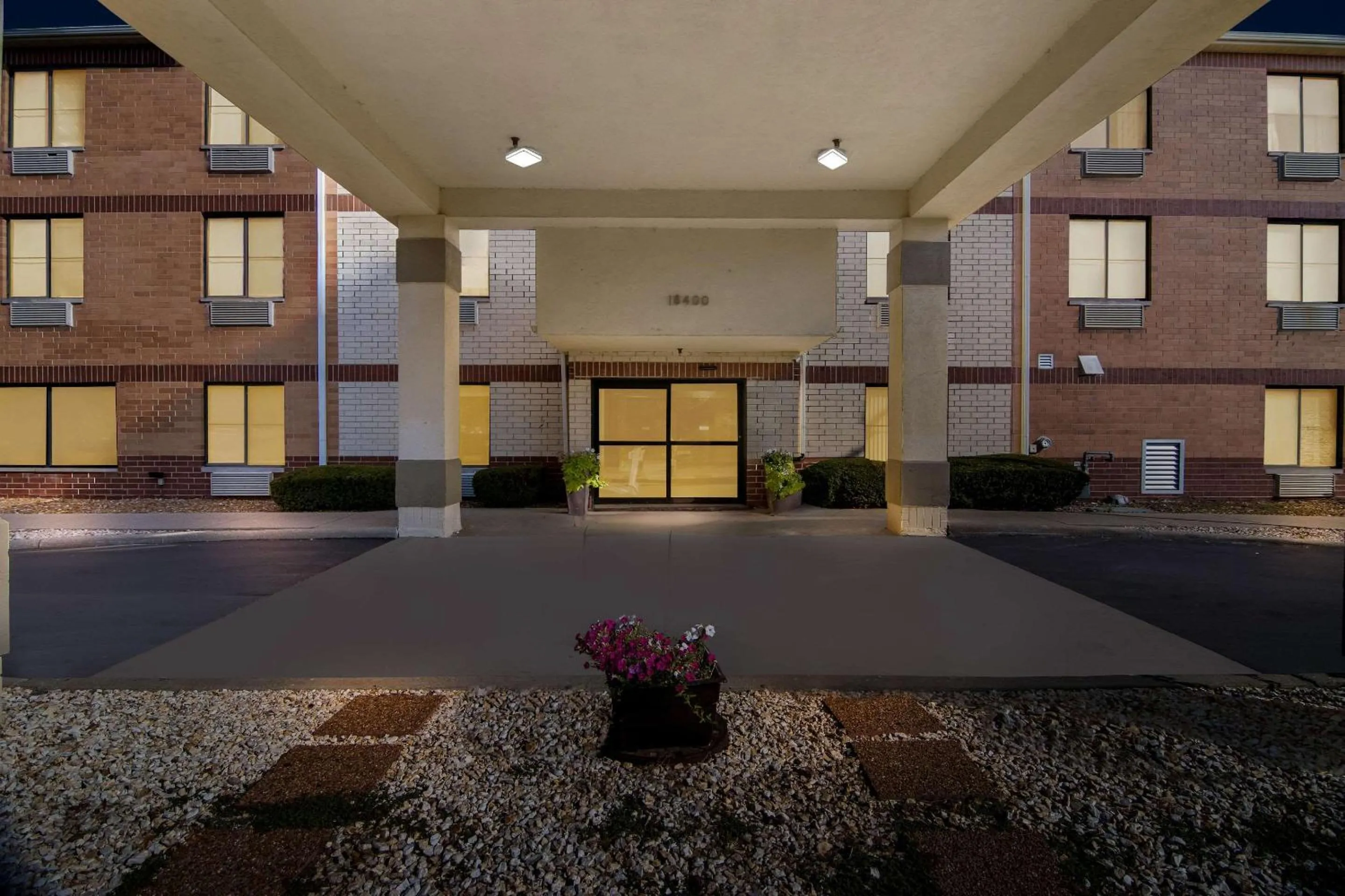 Property building in Comfort Inn & Suites near Tinley Park Amphitheater