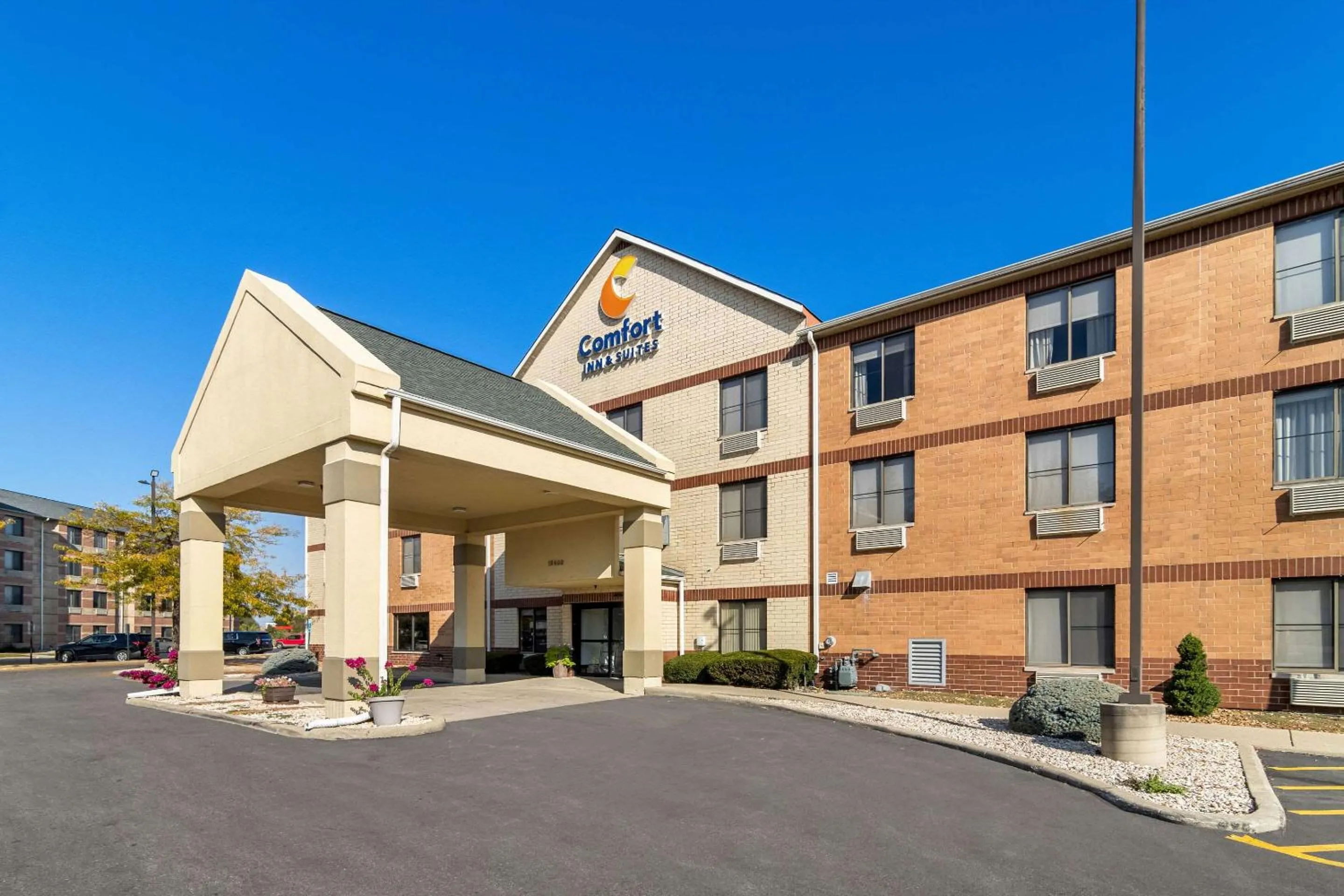 Property building in Comfort Inn & Suites near Tinley Park Amphitheater