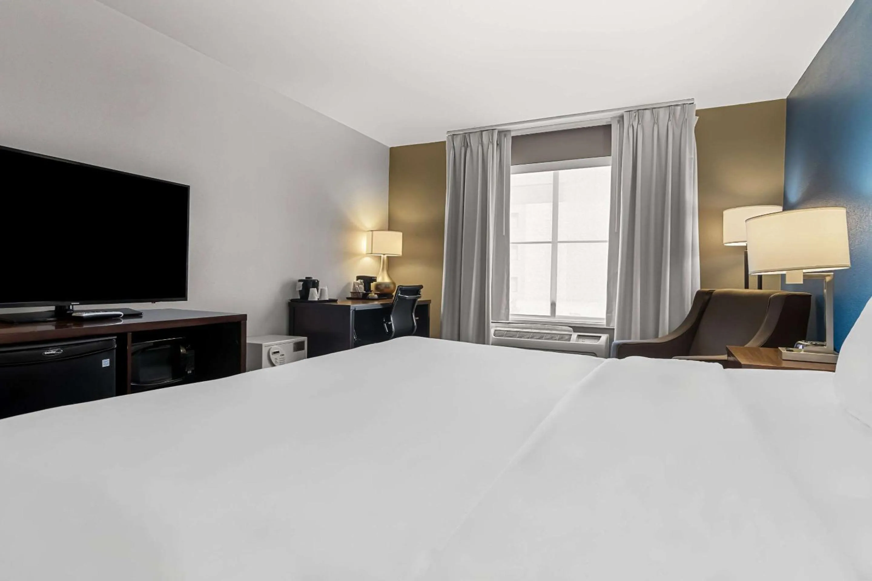 Bedroom, Bed in Comfort Inn & Suites near Tinley Park Amphitheater