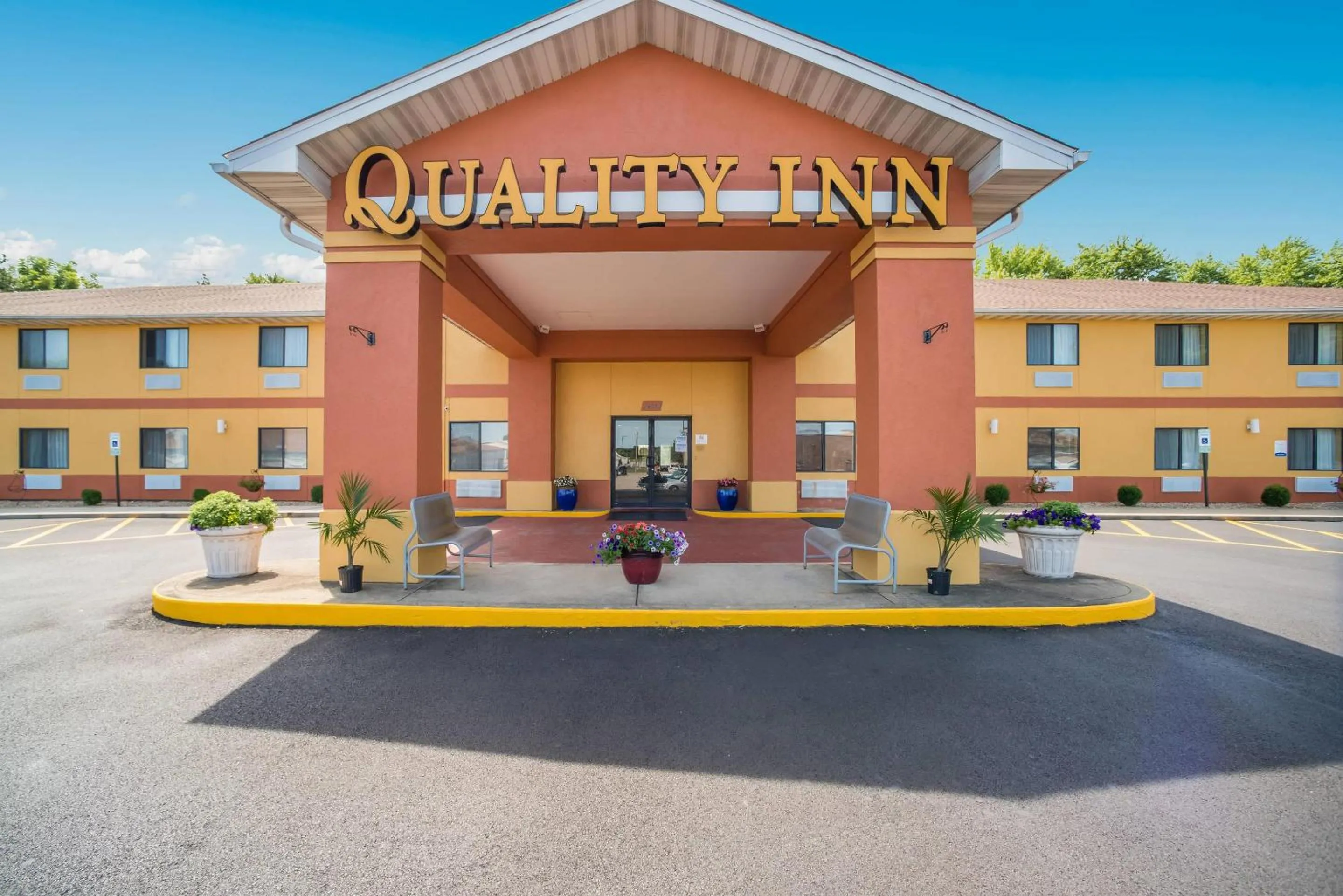 Property building in Quality Inn O'Fallon IL - St Louis