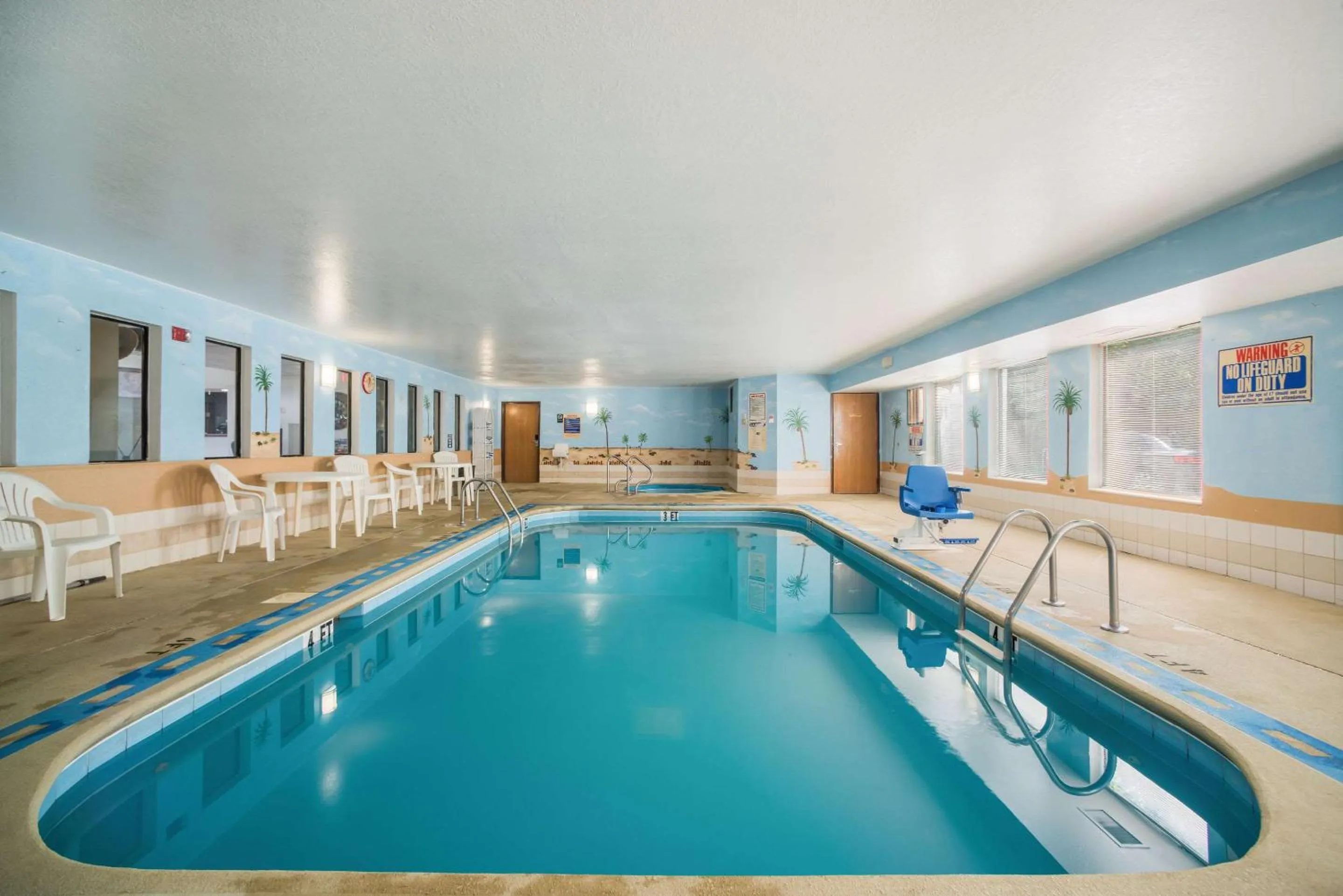Swimming pool in Quality Inn O'Fallon IL - St Louis