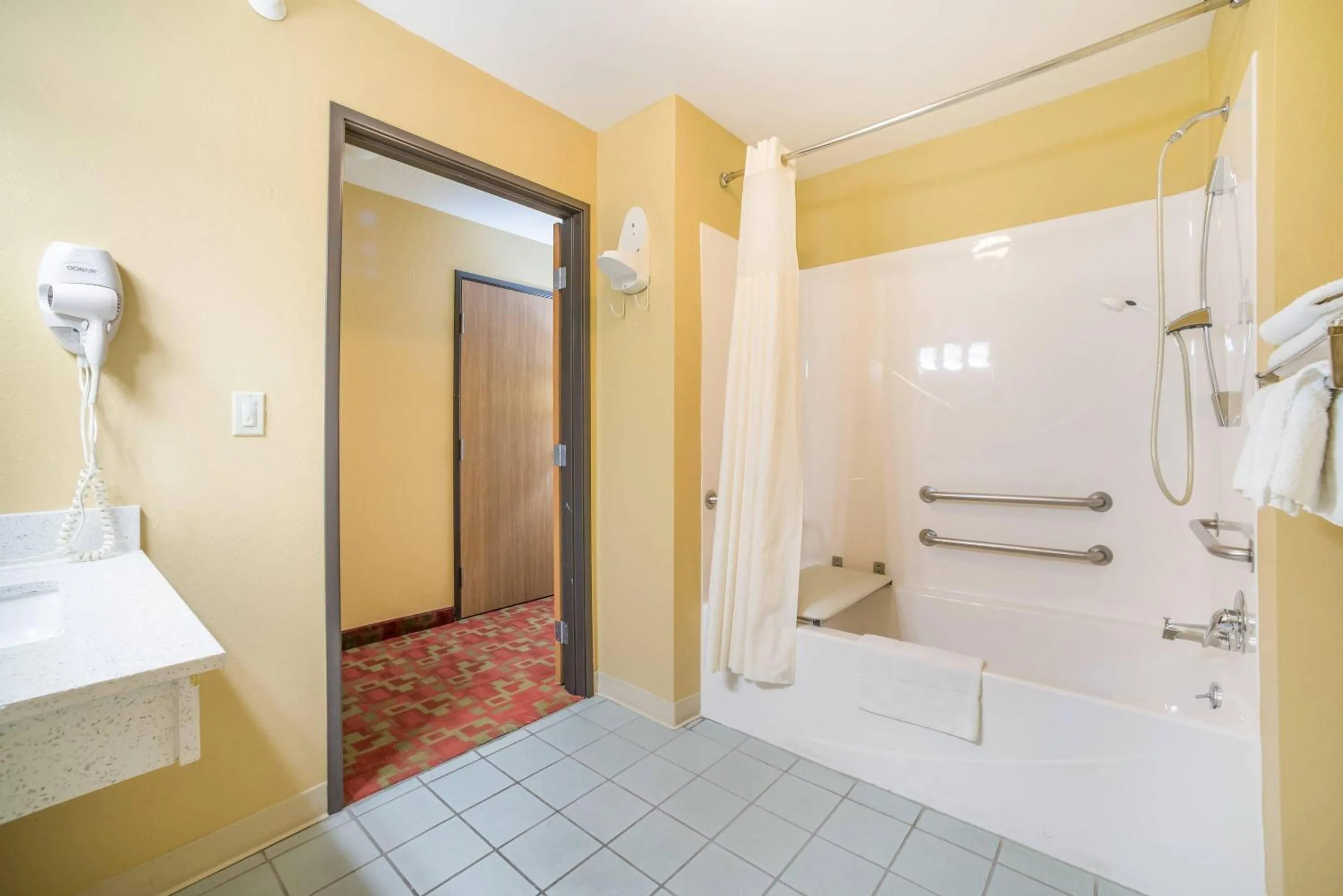 Bedroom, Bed in Quality Inn O'Fallon IL - St Louis