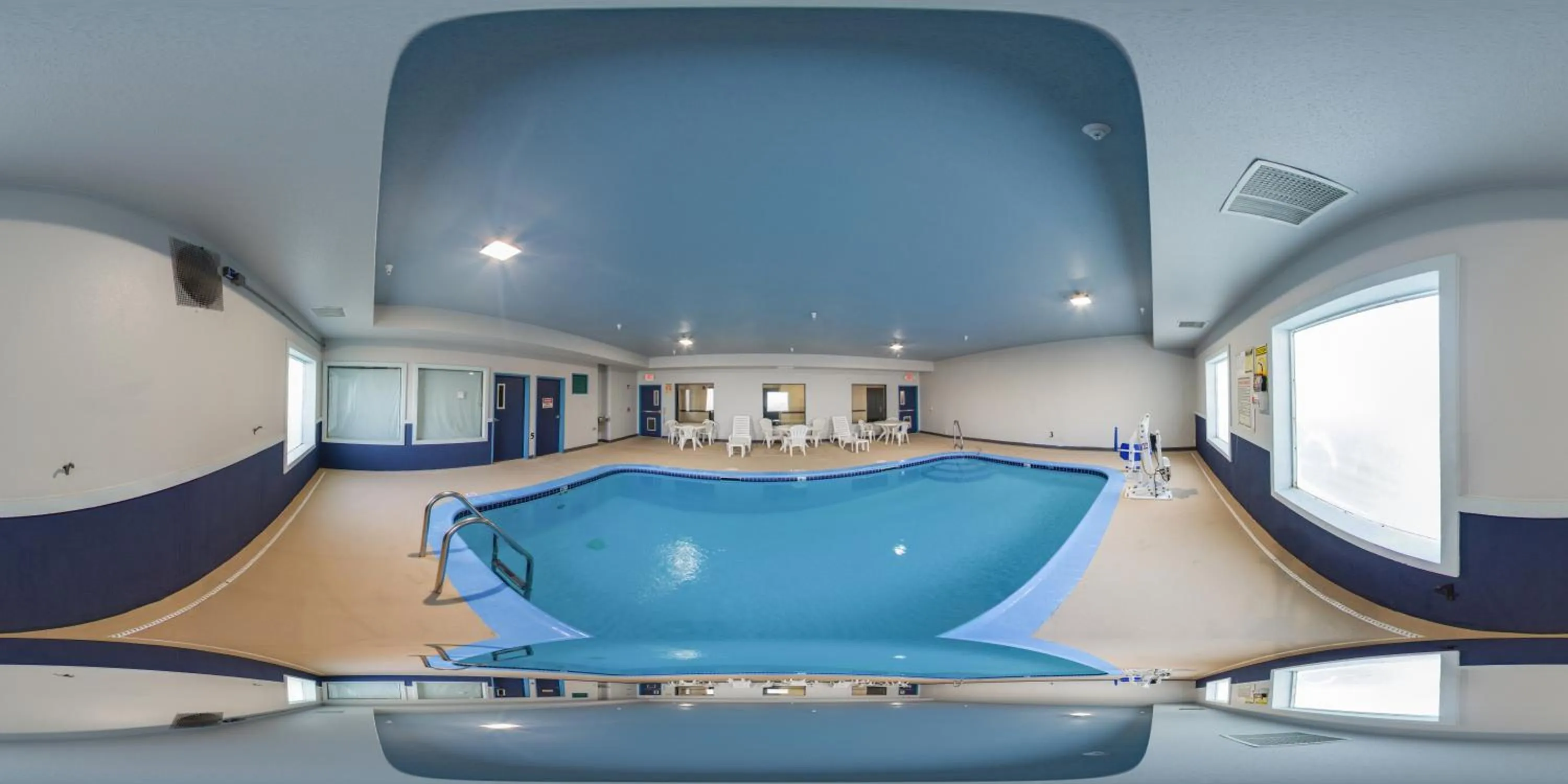 Swimming pool in Quality Inn & Suites Caseyville - St Louis