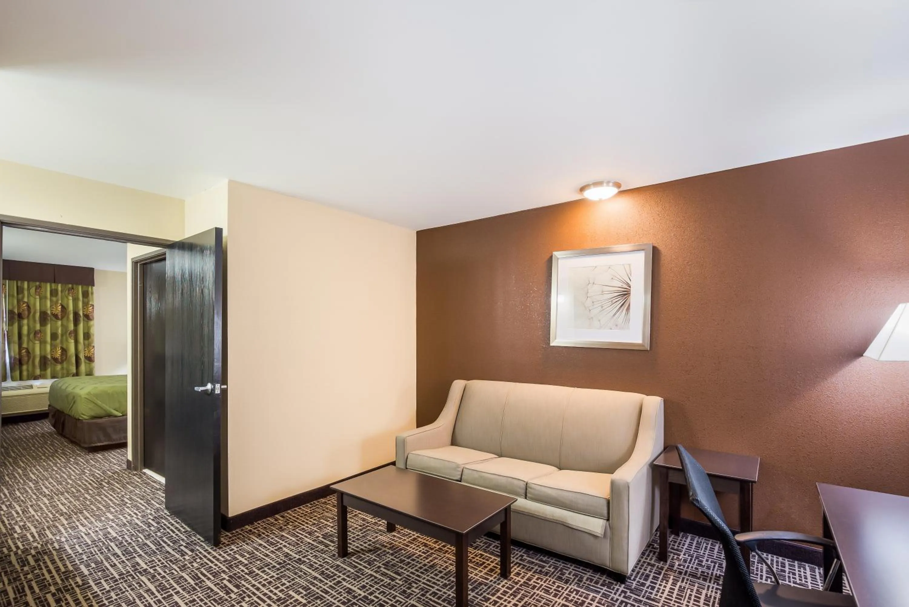 Living room, Bed in Quality Inn & Suites Caseyville - St Louis