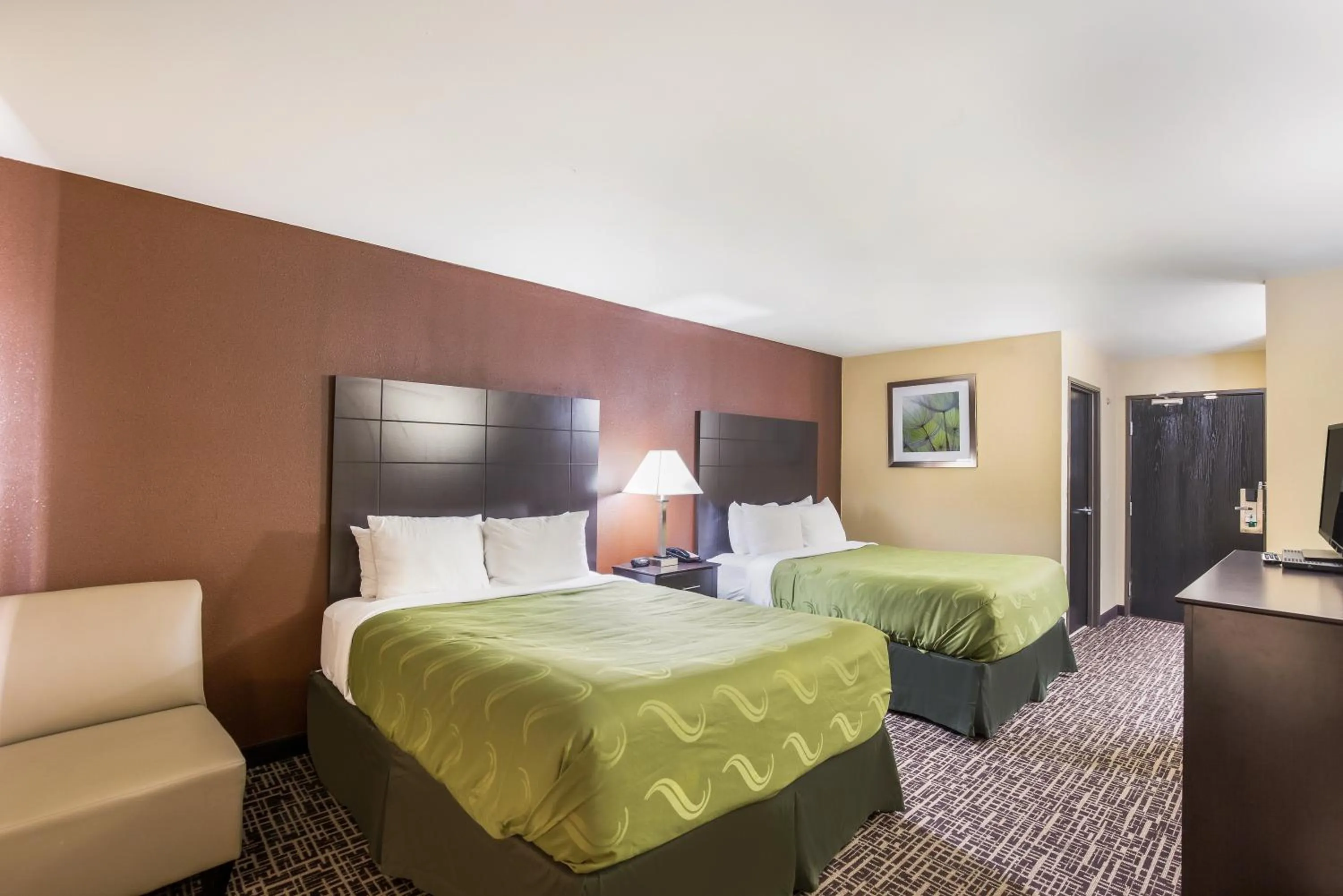 Photo of the whole room, Bed in Quality Inn & Suites Caseyville - St Louis