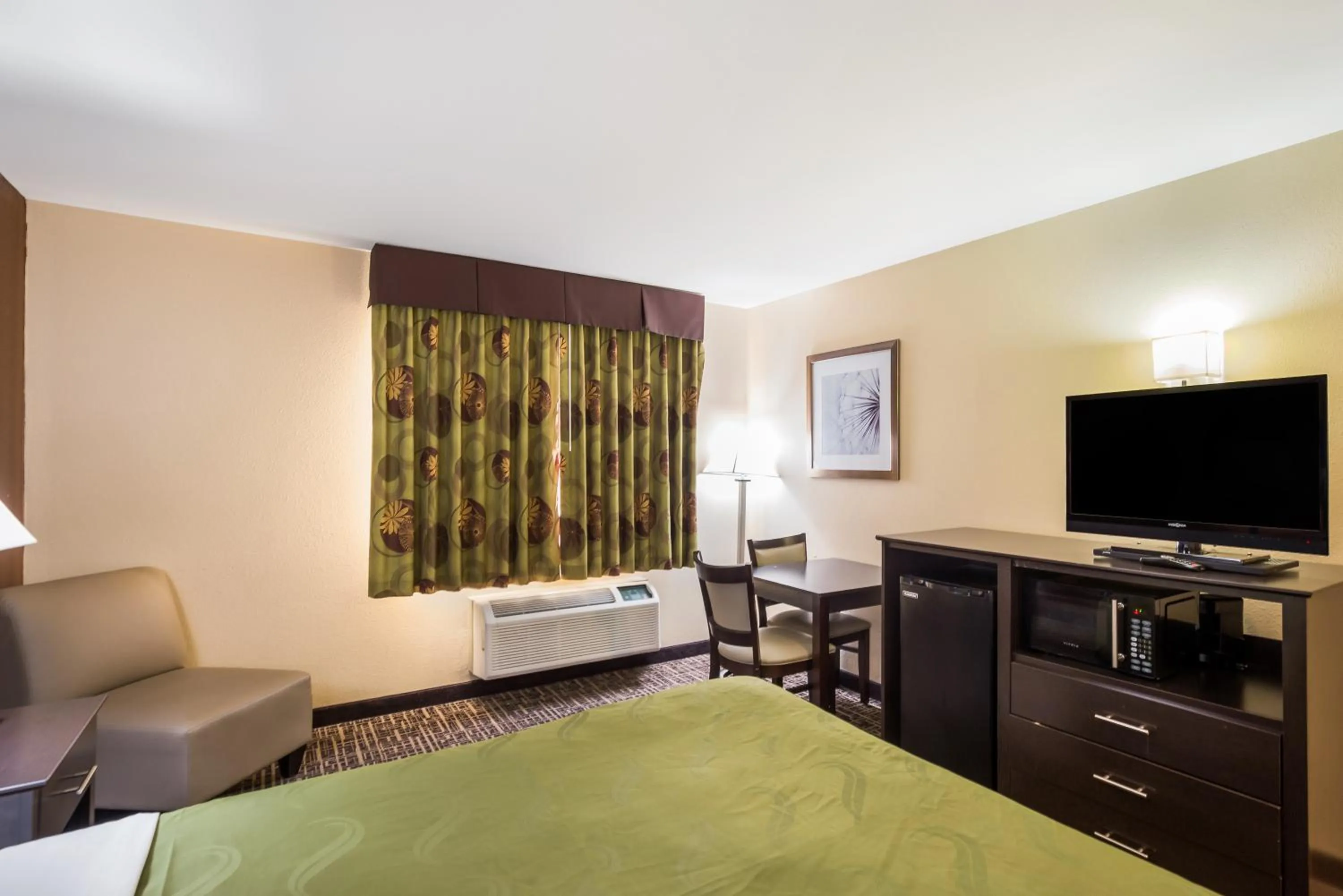 Bedroom, Bed in Quality Inn & Suites Caseyville - St Louis