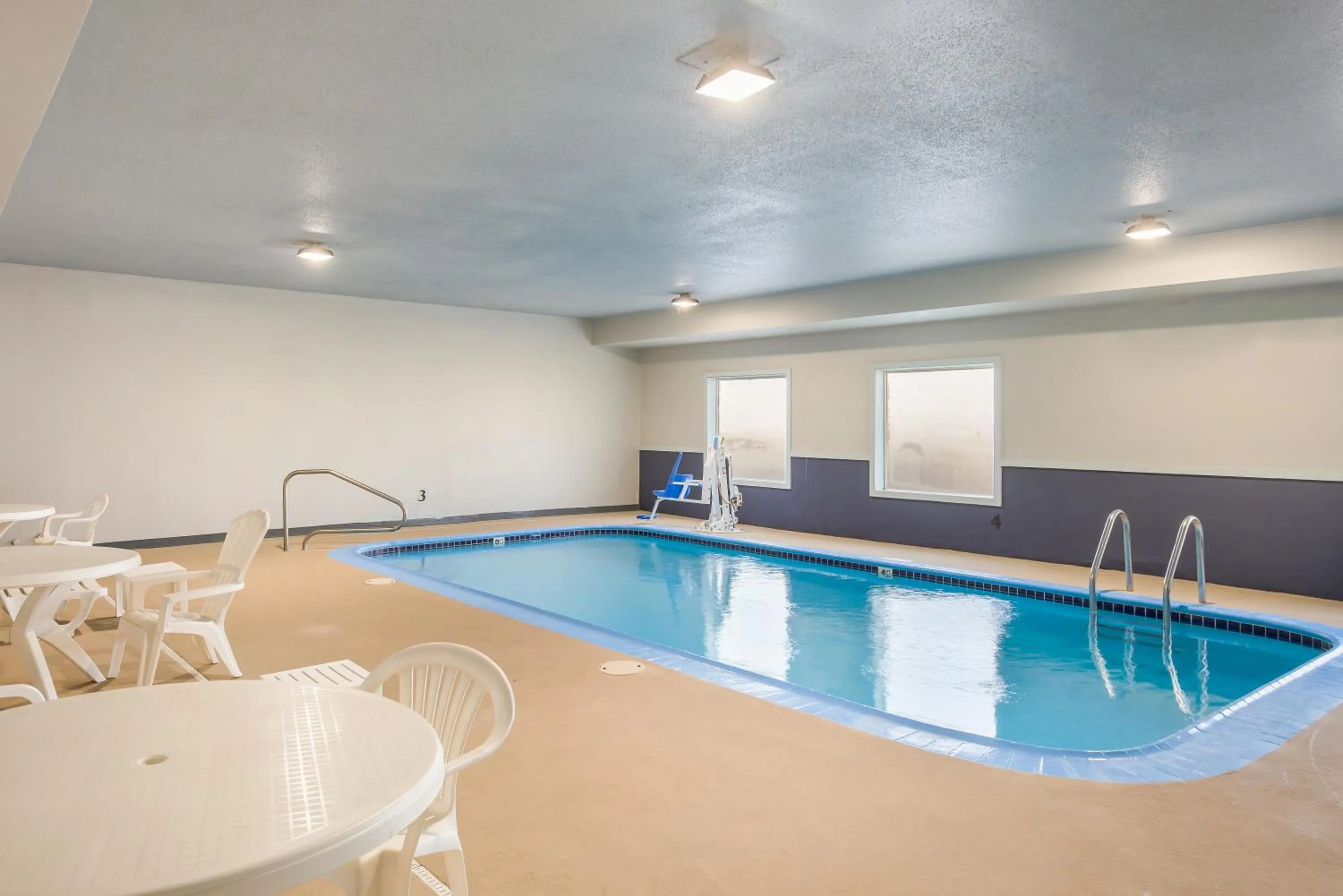 Swimming pool in Quality Inn & Suites Caseyville - St Louis