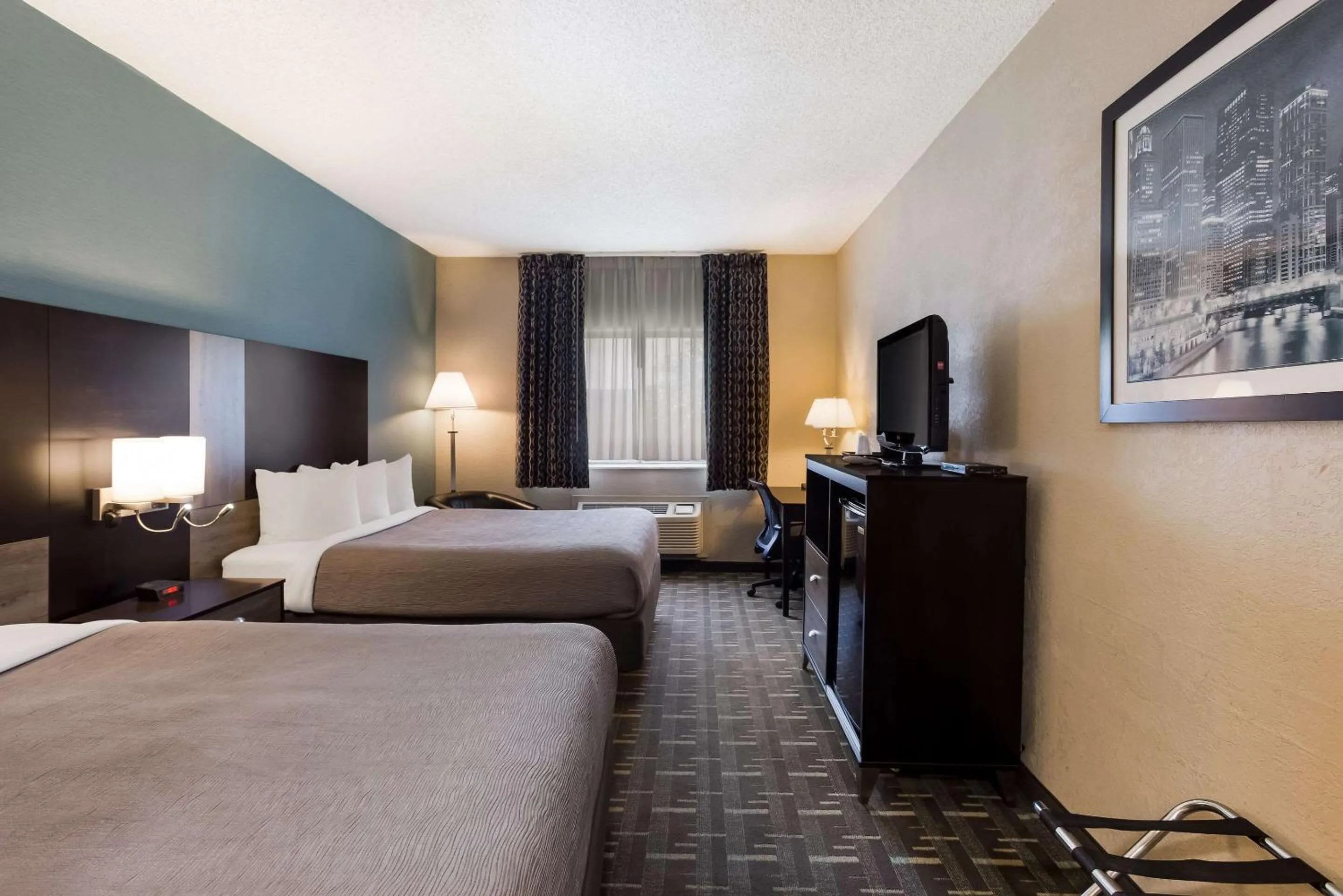 Bedroom, Bed in Quality Inn Galesburg near US Highway 34 and I-74