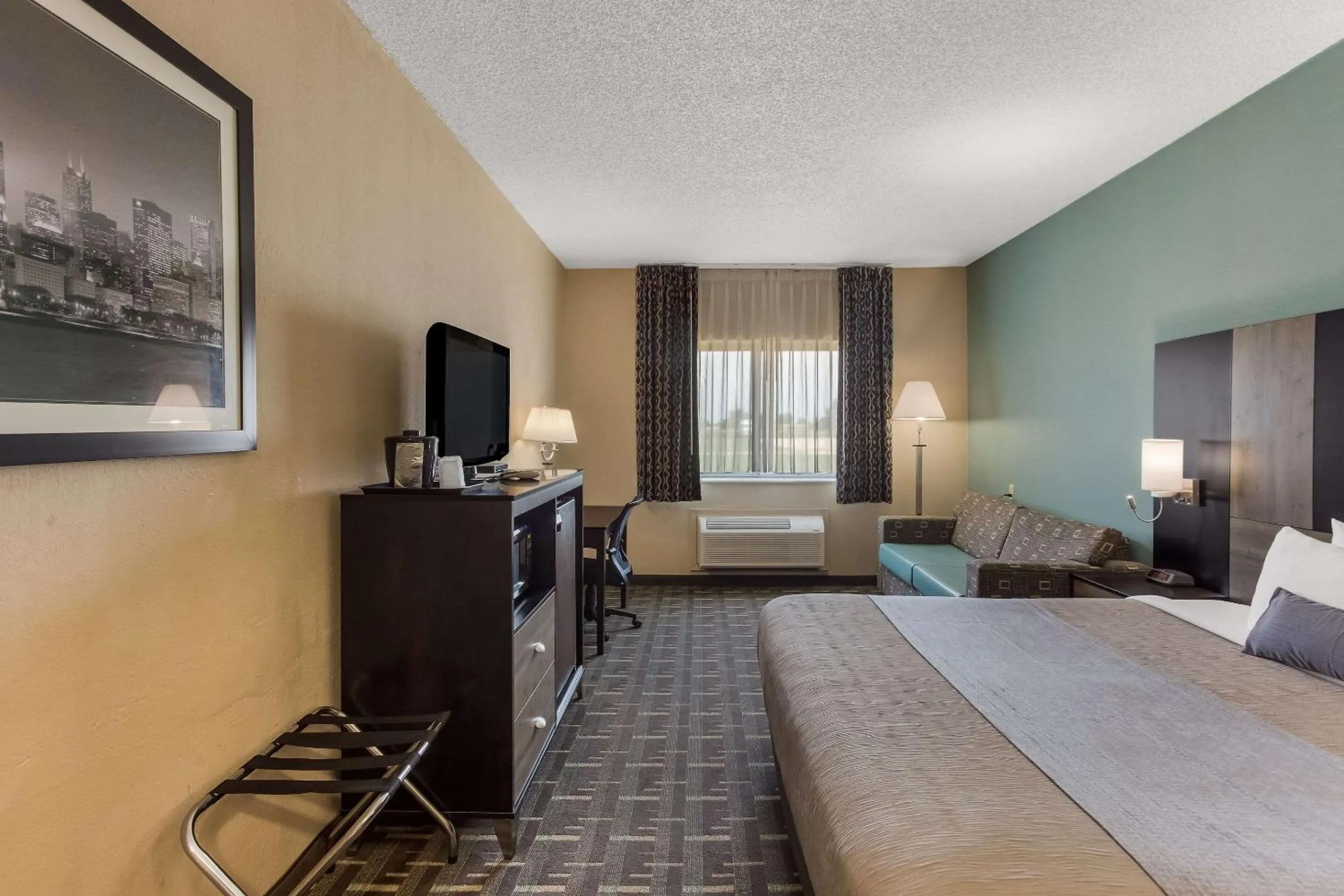 Bedroom, Bed in Quality Inn Galesburg near US Highway 34 and I-74